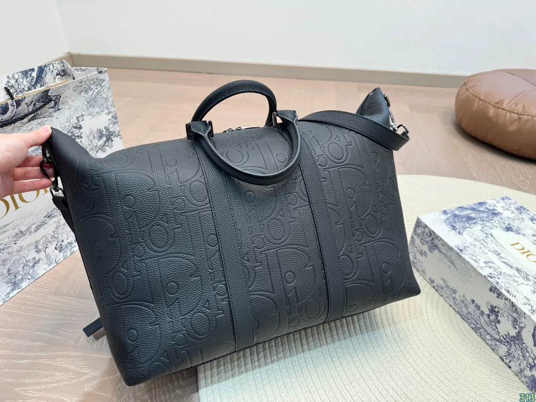 &yen;340 迪奥Dior男士公文包 格调满满，自带一股低调沉稳儒雅的气息！ 版型挺阔，很有型！越用越有沉淀的味道！ 更加低调、沉稳！！ 可单肩可斜挎，不分年龄不分身高！实用百搭！尺寸：40 30