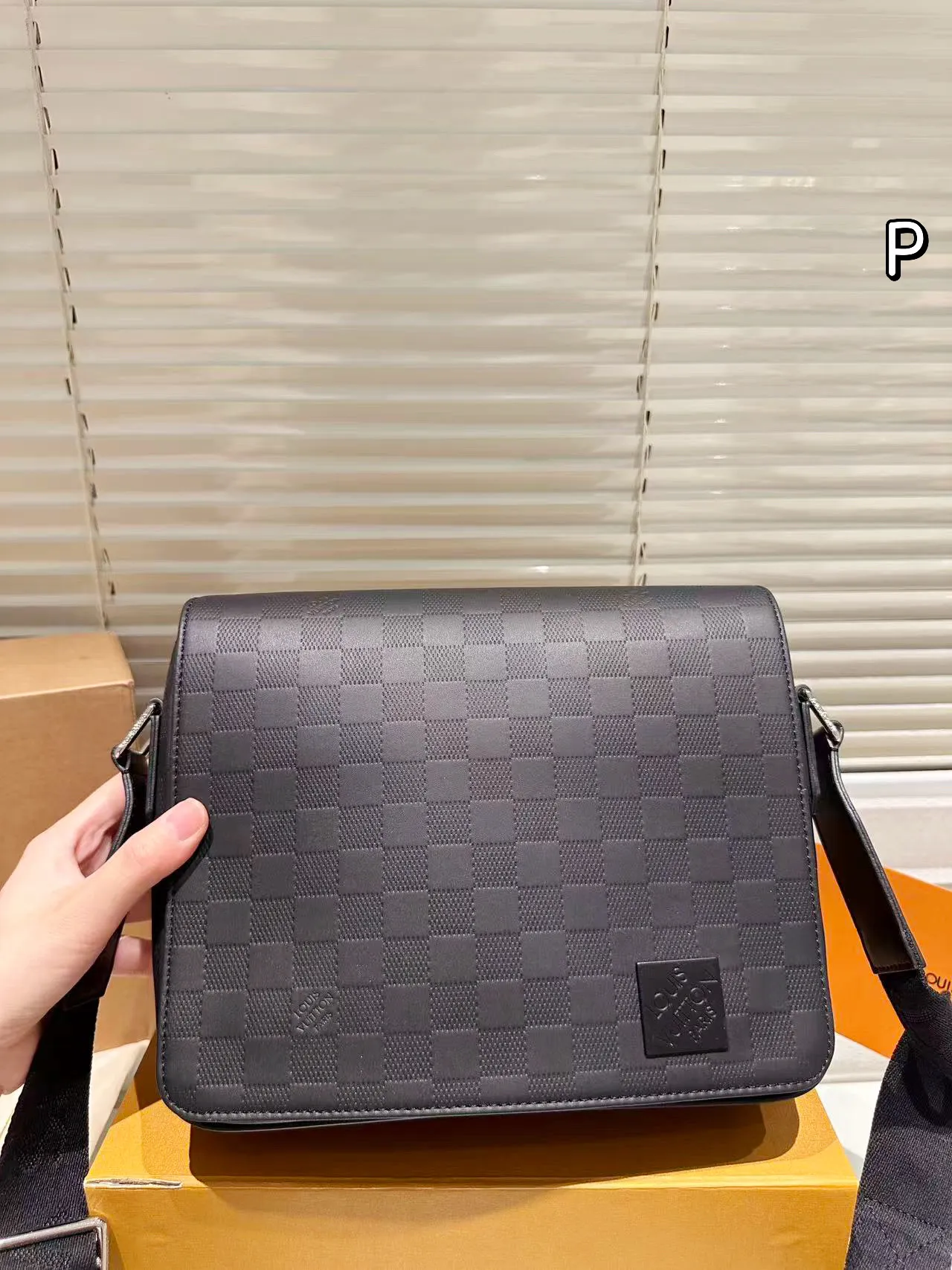 P165 礼盒🎁 男包分享lv 单肩包 目路易威登LouisVuitton比起非常火。的双扣邮差包这一款lv男士单肩包可以说非常低调了國 尺寸: District PM 老花的，这款呢低调稳重，日常休闲也搭得来也可斜 25.21cm