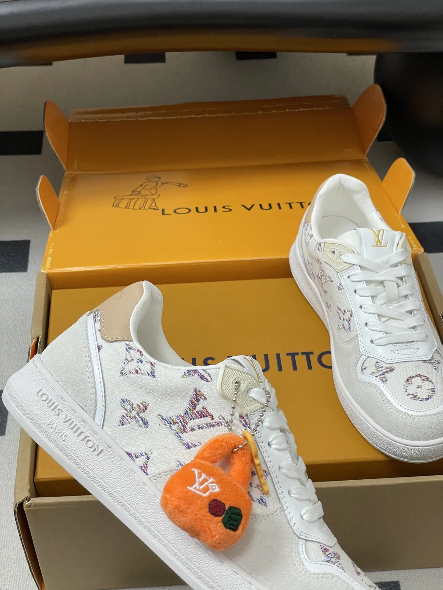 p310-（配高档飞机盒✈️） 2026春夏新款 LOUIS VUITTON 路易威登 LV STADIUM 运动鞋 系带休闲鞋老花板鞋 LVStadium运动鞋为柔软牛皮革局部压印 Monogram图案，再现复古设计风潮。Monogram 帆布饰边和鞋头镂孔汇聚工致细节，鞋舌饰以LV字母标签，外底抒写路易威登标识。 鞋面：牛反绒 内里垫脚：羊皮 鞋底：开模橡胶大底 码数：35-39（40.41定做不退换）