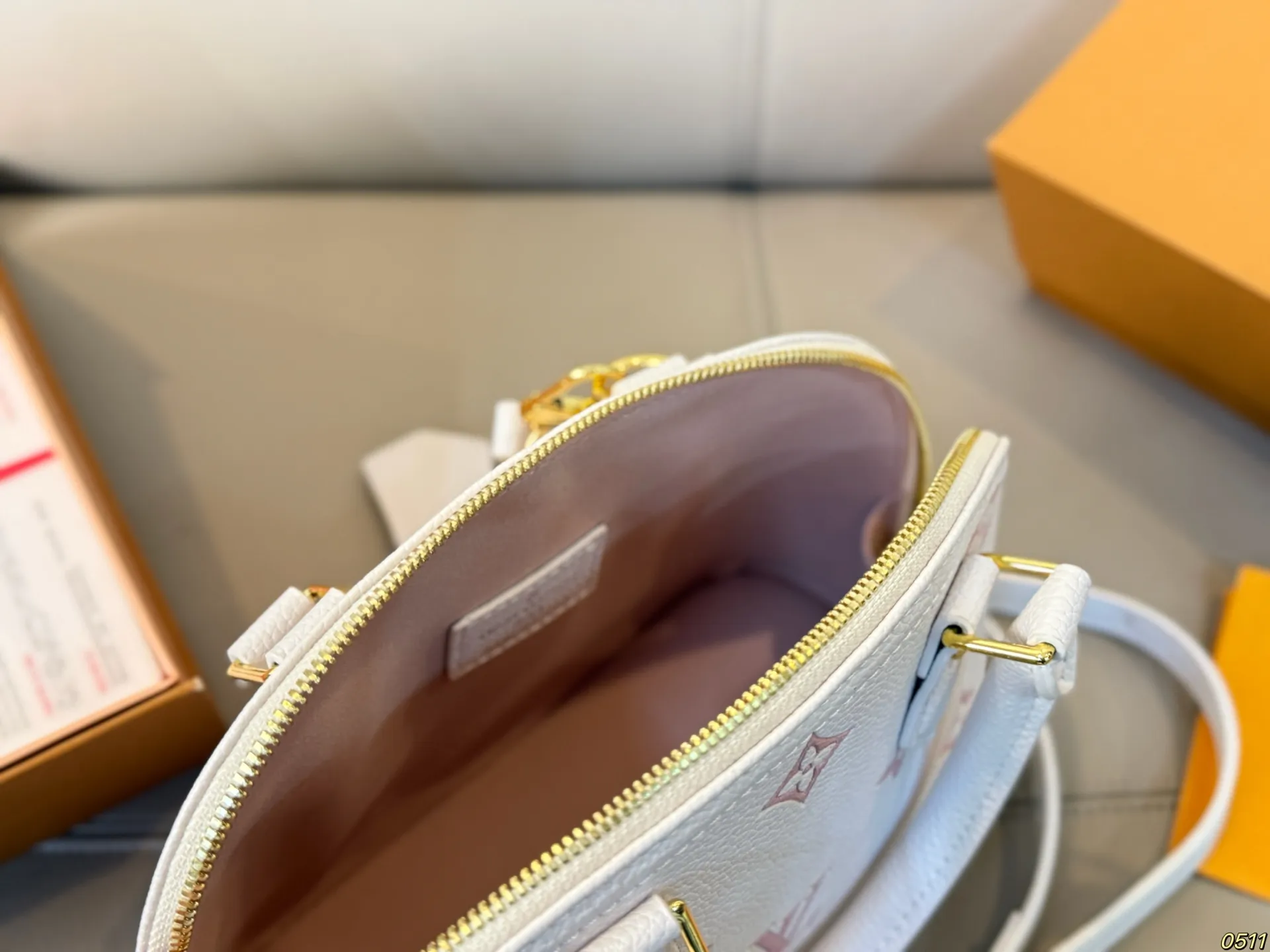 ¥145折叠盒 LV新款贝壳包 很高级可盐可甜 极致美感 绝美女孩就是你 尺寸24 17