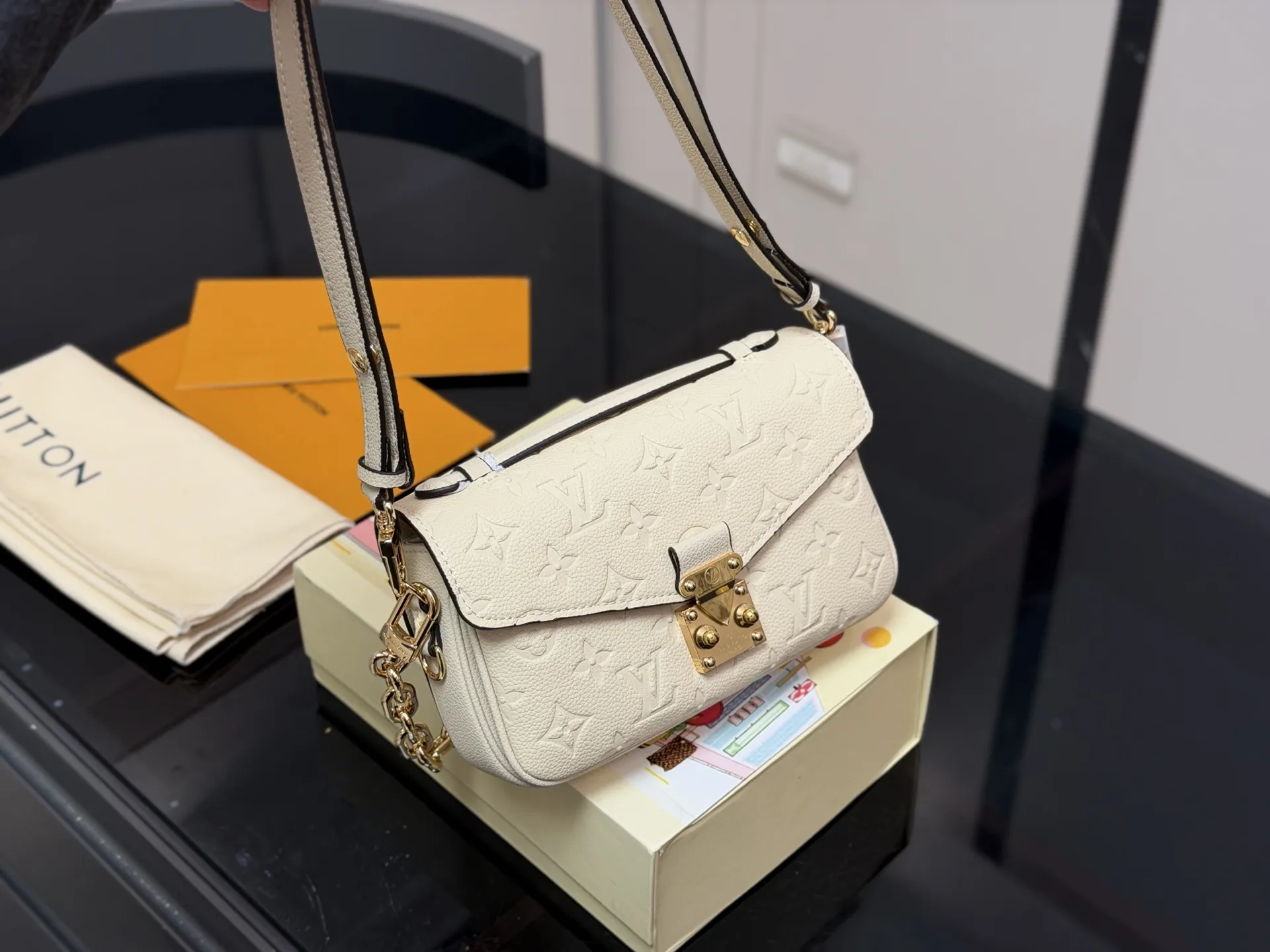 ¥200 配折叠盒 最新尺寸 :21×6×13cm Lv高品质 ‼️性价比超高 ‼️ 一定要好好看细节看五金看材质 新款邮差小号 East west 〰️ 配置链条和皮肩带⚠️