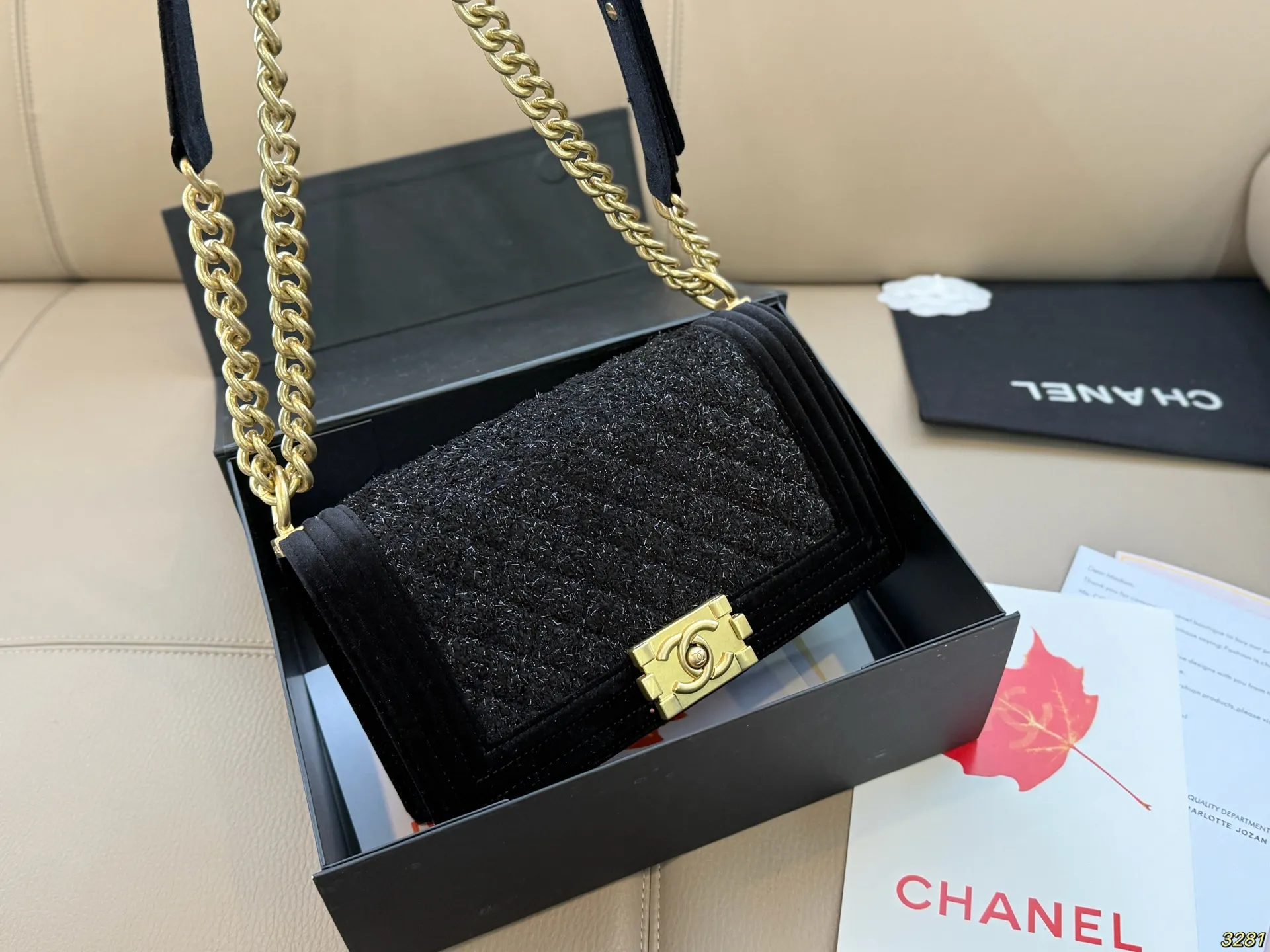 &yen;175折叠盒 香奈儿辣妈包 Chanel Leboy满满的小香风 可爱飒酷女孩必备 超级抢眼 Chanel 真叫人无法抗拒 尺寸：25 14