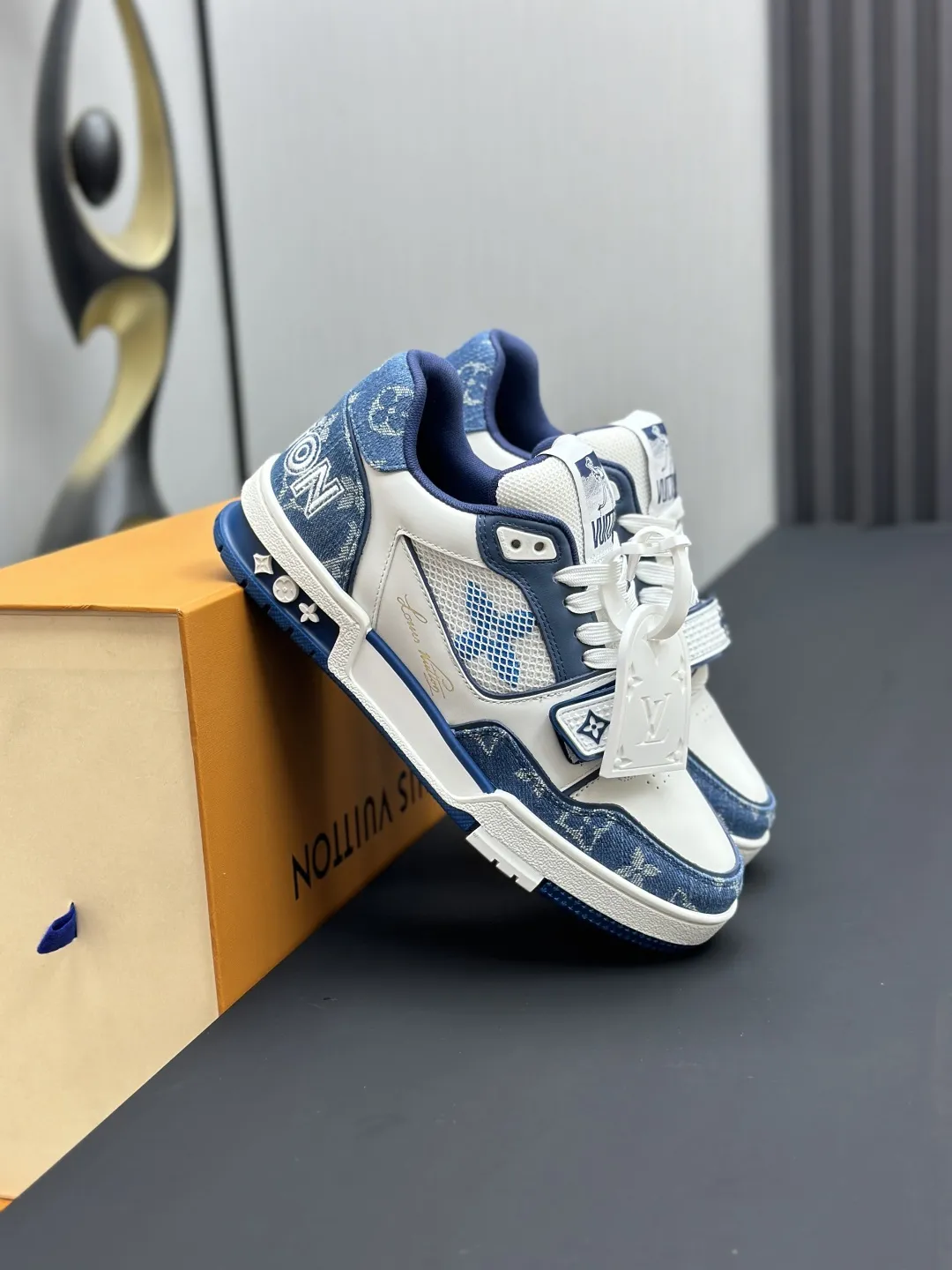 工厂直销&yen;300💰顶级版本 LV-路易威登-经典走秀新款 空胶工艺&middot;原版1：1开发复刻！！上脚非常舒适 奢侈用料，做工精细，中底印有欧洲制造英文字母 鞋面由意大利进口小牛皮拼接，侧边饰有品牌LOGO标志及签名，最新乳胶垫脚➕网布内里，脚感超舒适。原厂特供原版双色TPU组合大底。套包工艺 固特异缝合锁边 面料:独家定制头层牛皮 配件:独家私模Vuitton 标识， 内里:定制丝滑网里-头层丝绸牛皮内里 大底:TPU组合大底耐磨防滑防黄 垫脚:新款乳胶垫-网纱吸汗 专柜工艺:全电脑针车拉线 鞋头 后套 冷热定型 全套拉帮套楦中低logo花纹 专柜包装 -鞋带 证书 卡片 说明书 合格证 防尘袋 全网最齐包装 女款35-40男款38-46（38/46订做不退换！