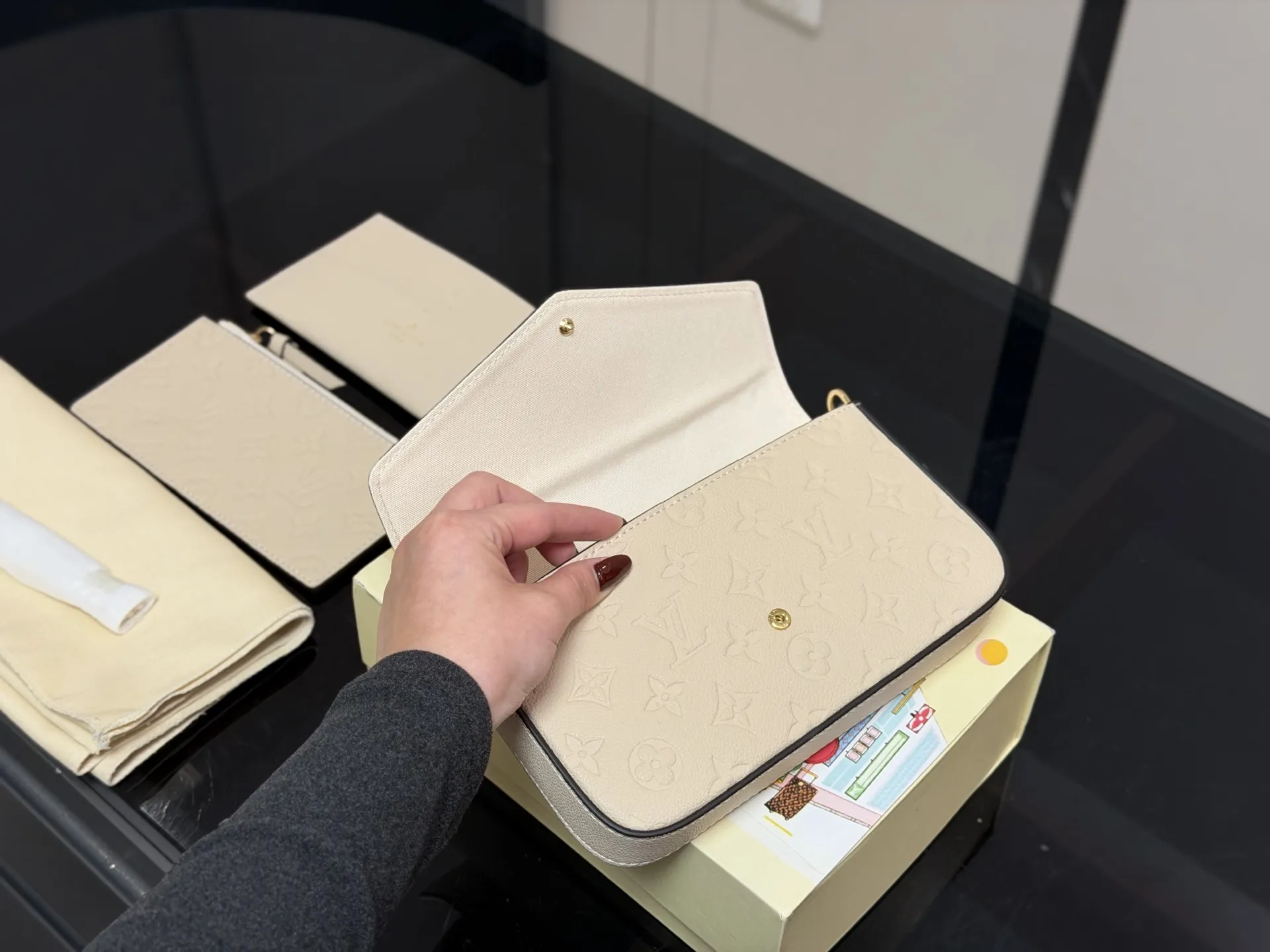 &yen;155 配折叠盒 size：22*13cm Lv 三件套 最好用最方便的一款 三合一包包 质量全面升级 原版布内里 ⚠️⚠️