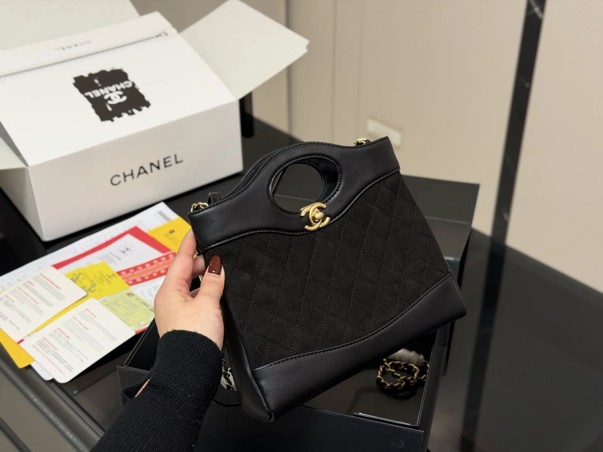 ¥175 配折叠盒飞机盒 size:23*19cm 香奈儿 值得入手的31bagmini Chanel又又又复刻了 新款31bag出了minisize 这谁顶得住! 小香真爱粉必入啊! 一包难求!