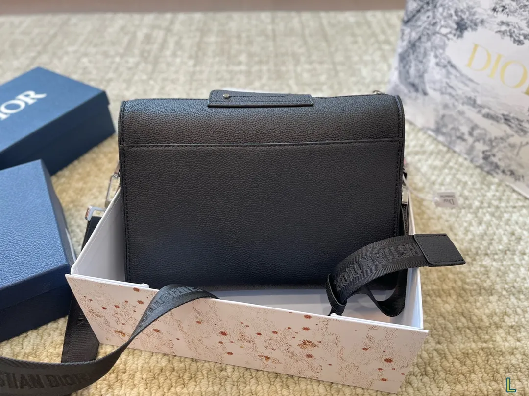 &yen;180折叠盒 迪奥 Dior Oblique斜挎包 属于是一看就看上的类型 这款包是男包 靈但是男生女生都可以背 非常的百搭 可以适用于正式、休闲的场合 真的让我无法抗拒 尺寸29 22