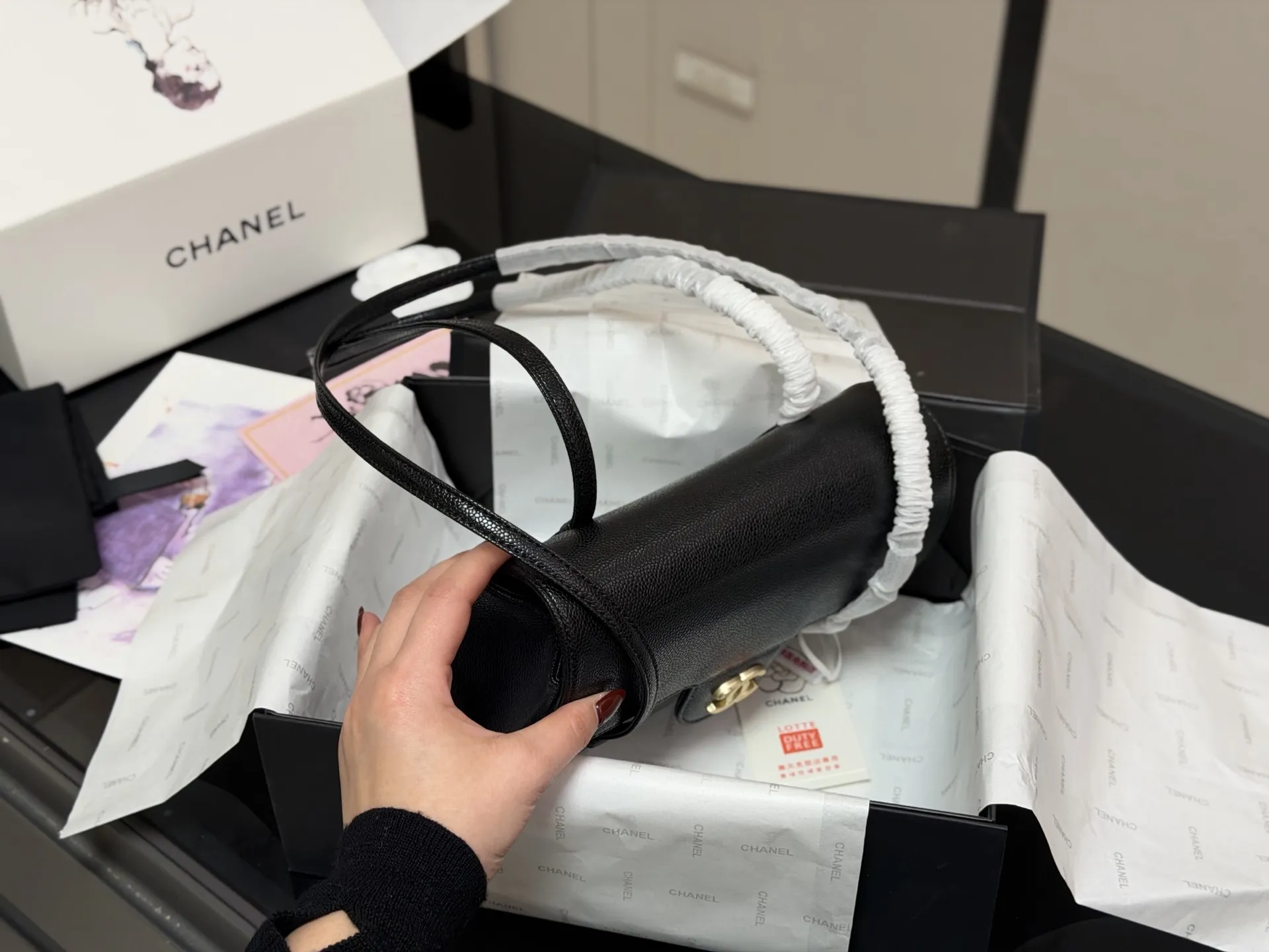 &yen;160 配折叠盒飞机盒 size：23*16cm 被Jennie带火的 香奈儿26C 口盖包 超挺包型！ 双 C锁扣一扣就是经典牌面~ 肩带长度刚好卡在腋下 容量塞得下手机+粉饼+口红，日常通勤/约会都能打