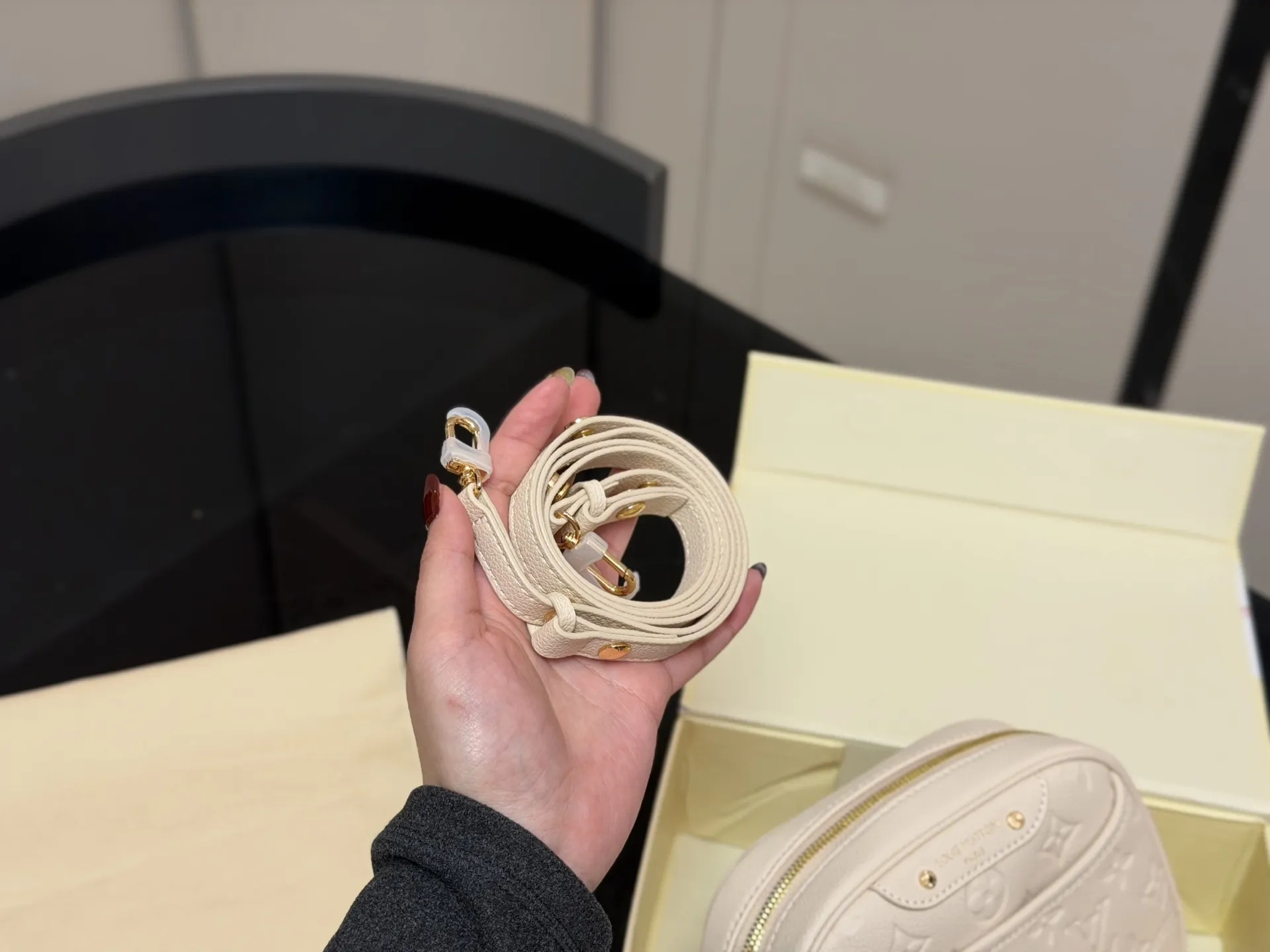 &yen;175 配折叠盒 尺寸：19*16cm Lv 25fw相机包 最最最新上线哦！ 耐看！实用且能装！ 老花经典款！ 绝对的高级货！ 搜索🔍Lv 相机包