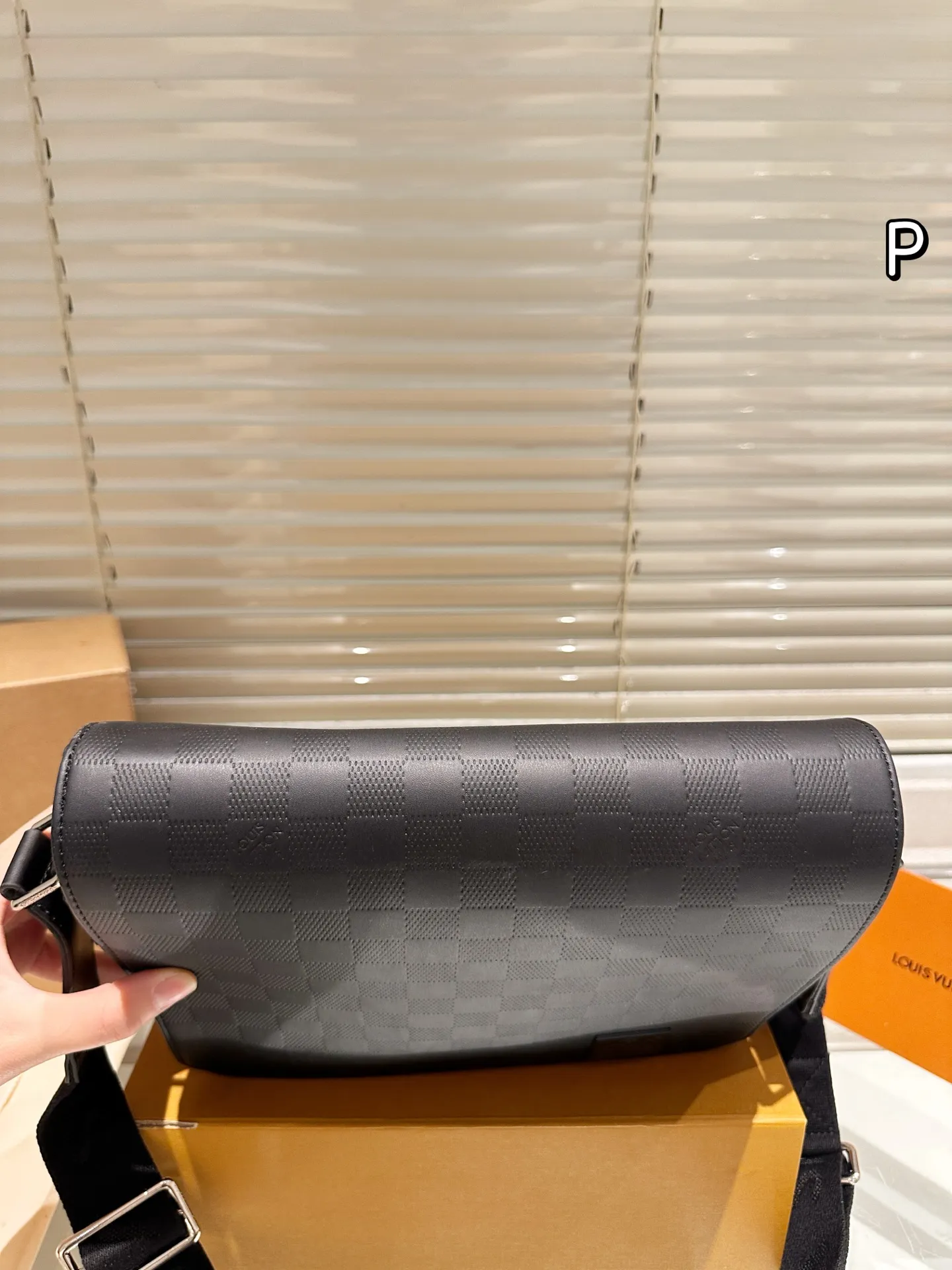 P165 礼盒🎁 男包分享lv 单肩包 目路易威登LouisVuitton比起非常火。的双扣邮差包这一款lv男士单肩包可以说非常低调了國 尺寸: District PM 老花的，这款呢低调稳重，日常休闲也搭得来也可斜 25.21cm