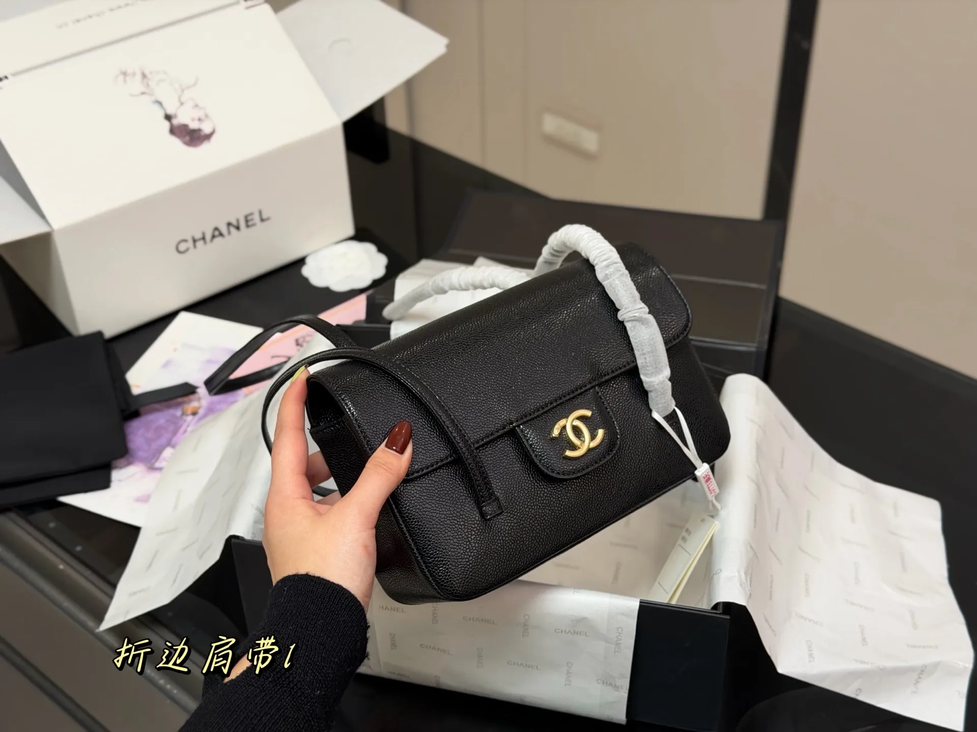 ¥160 配折叠盒飞机盒 size:23*16cm 被Jennie带火的 香奈儿26C 口盖包 超挺包型! 双 C锁扣一扣就是经典牌面~ 肩带长度刚好卡在腋下 容量塞得下手机+粉饼+口红,日常通勤/约会都能打