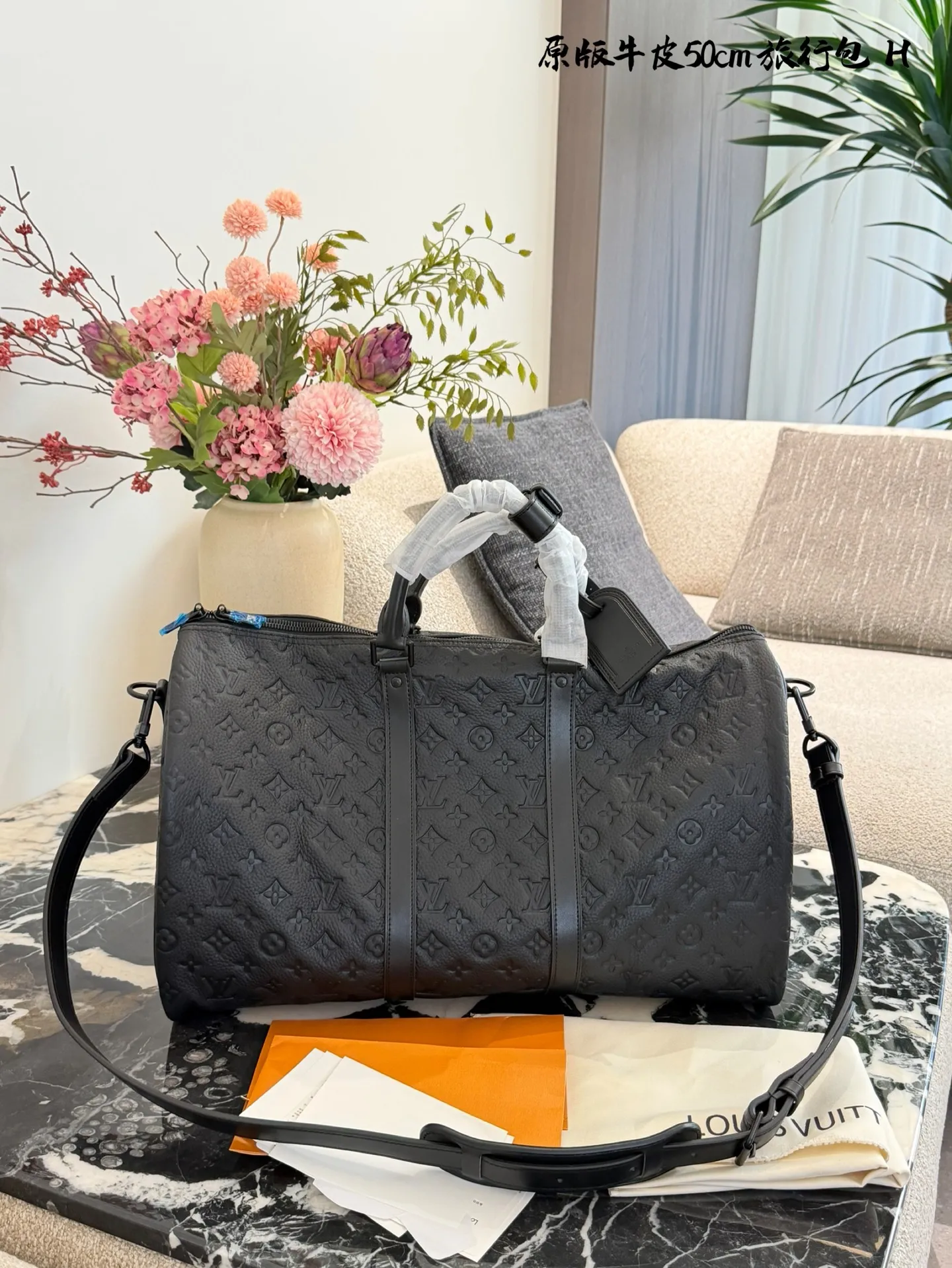 p340 压花牛皮50cm 经典款旅行袋|出行所需旅行包推荐 Keepall 旅行袋,标志性外观及高端材质,机舱行李尺寸可轻松收纳短途旅行所需,M59025,尺寸50×30旅行包 #男包 #lv #旅行包包 #lvkeepall旅行袋