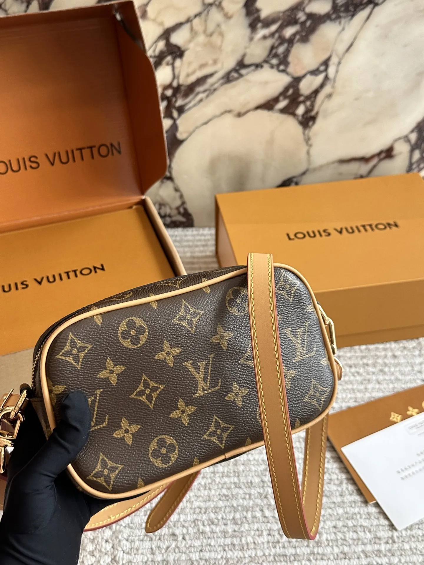 💰165 配盒🎁🎁🎁 size:20 14cm L家 相机包📷 百搭黑色入手了个男包 性价比真的很高 送男朋友的小姐姐们可以安排了 搜索🔍 lv