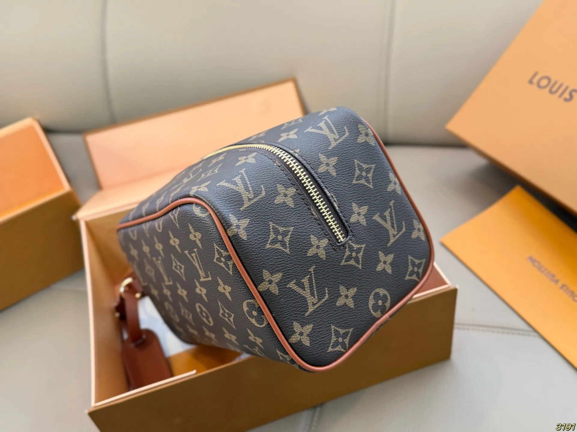 &yen;105折叠盒 限量LV/路易威登 男包洗漱包手提包 超实用化妆包 各大牌明星酷爱的一款 尺寸 22 13