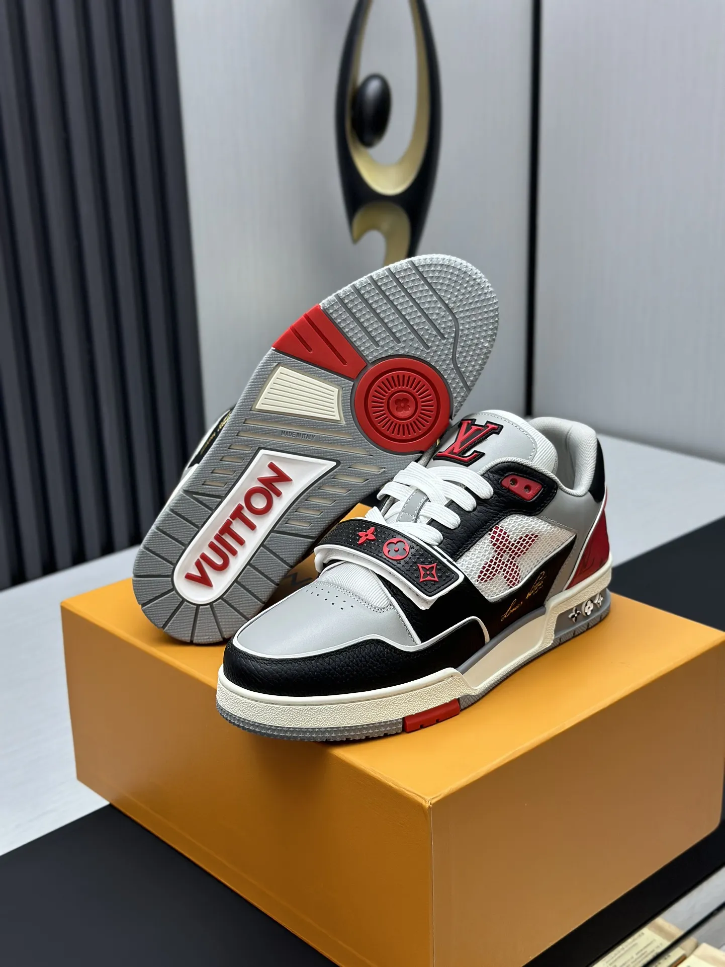 工厂直销&yen;300💰顶级版本 LV-路易威登-经典走秀新款 空胶工艺&middot;原版1：1开发复刻！！上脚非常舒适 奢侈用料，做工精细，中底印有欧洲制造英文字母 鞋面由意大利进口小牛皮拼接，侧边饰有品牌LOGO标志及签名，最新乳胶垫脚➕网布内里，脚感超舒适。原厂特供原版双色TPU组合大底。套包工艺 固特异缝合锁边 面料:独家定制头层牛皮 配件:独家私模Vuitton 标识， 内里:定制丝滑网里-头层丝绸牛皮内里 大底:TPU组合大底耐磨防滑防黄 垫脚:新款乳胶垫-网纱吸汗 专柜工艺:全电脑针车拉线 鞋头 后套 冷热定型 全套拉帮套楦中低logo花纹 专柜包装 -鞋带 证书 卡片 说明书 合格证 防尘袋 全网最齐包装 女款35-40男款38-46（38/46订做不退换！