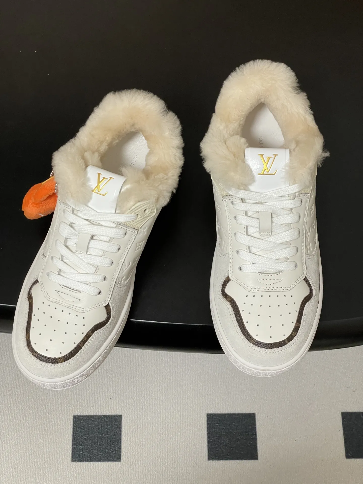 p310-（配高档飞机盒✈️） 2026春夏新款 LOUIS VUITTON 路易威登 LV STADIUM 运动鞋 系带羊毛里休闲鞋老花板鞋 本款LVStadium运动鞋以 Monogram图案羊毛鞋面及舒适羊毛皮内衬塑造冬日构型。同色牛皮革再添雅致一笔。背面经典皮革饰边压印 路易威登标识，与柔软橡胶外底共筑潮流风范。 鞋面：牛反绒 内里垫脚：羊毛 鞋底：开模橡胶大底 码数：35-39（40.41定做不退换）