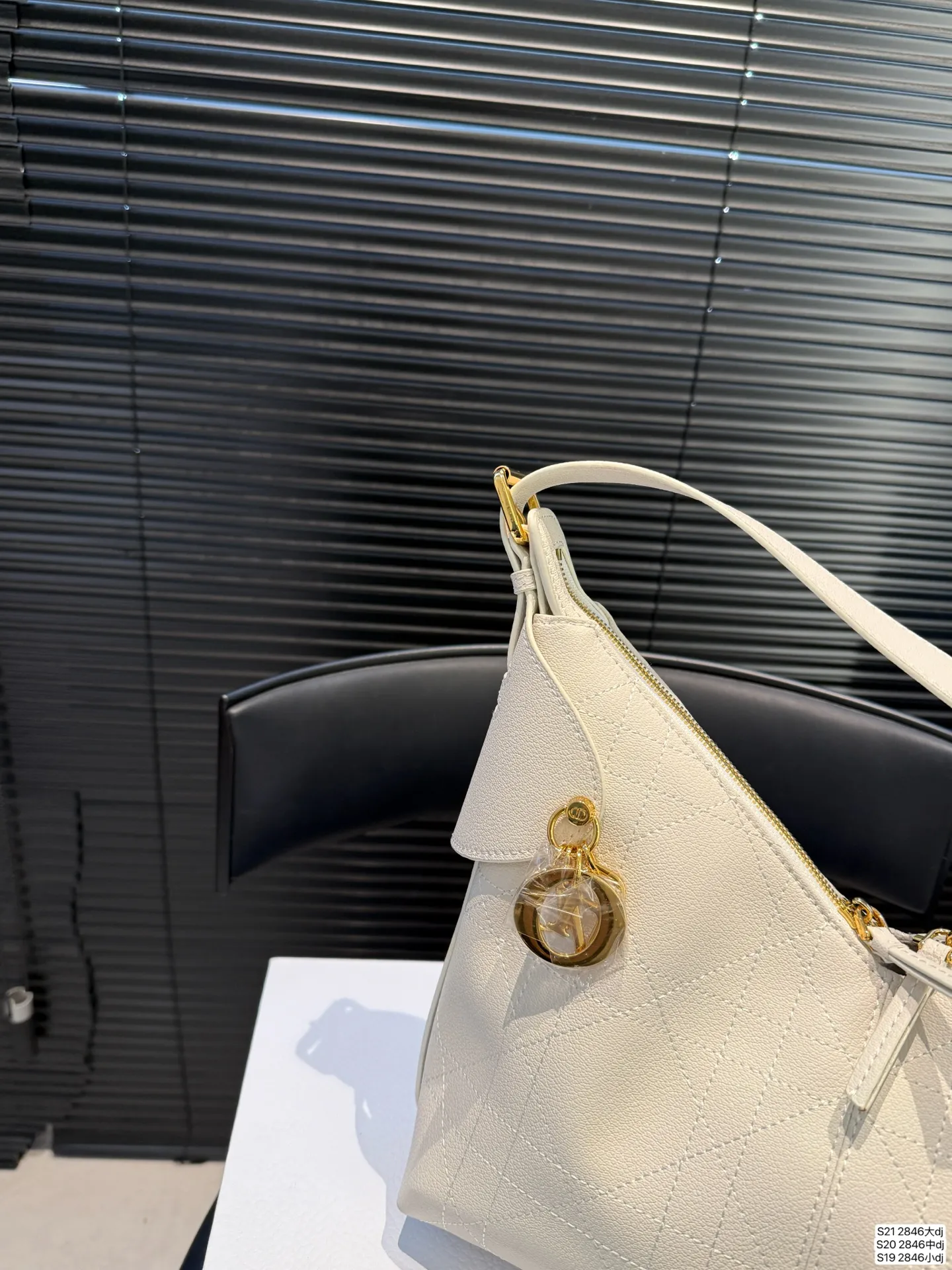 大号P155 中号P150 小号P145 迪奥Dior Voyage也太上镜了叭～ 慵懒的Hobo包型低调又高级！ V字包口设计，即使去比较冷的地方穿着厚外套，背着也不会卡美美摆造型，出片不用愁，巨能装！手机相机口红全塞下，旅行逛街轻便又能打～ 🔍迪奥新品，尺寸大号36 23 中28 18 小号21 26 货号2846