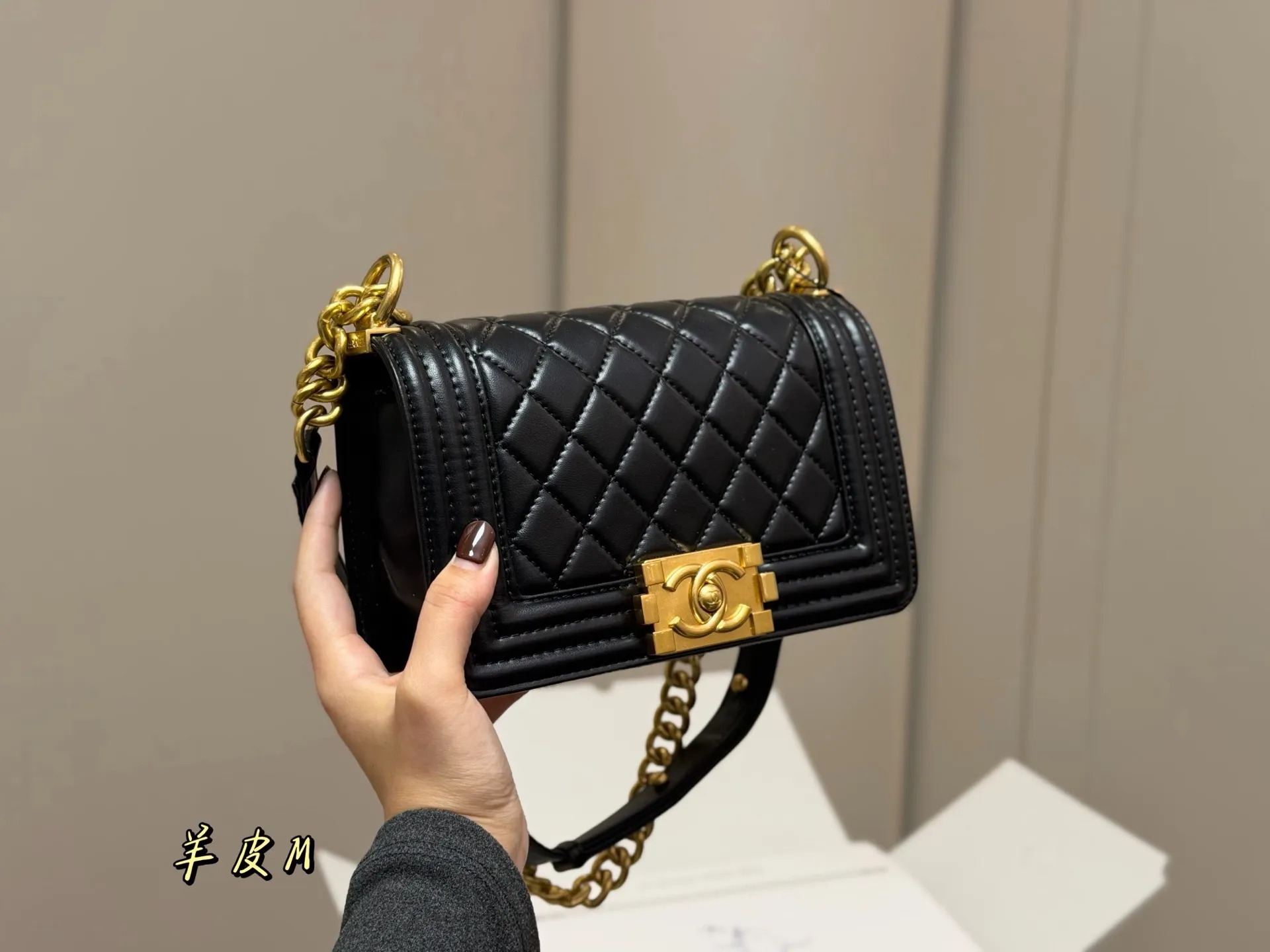 ¥180 ¥175 配折叠盒飞机盒 size:25cm 20cm 香奈儿 Leboy 辣妈包 ⚠️高版本 重新出货 很饱满的皮质哦! 羊皮纹 高品质!