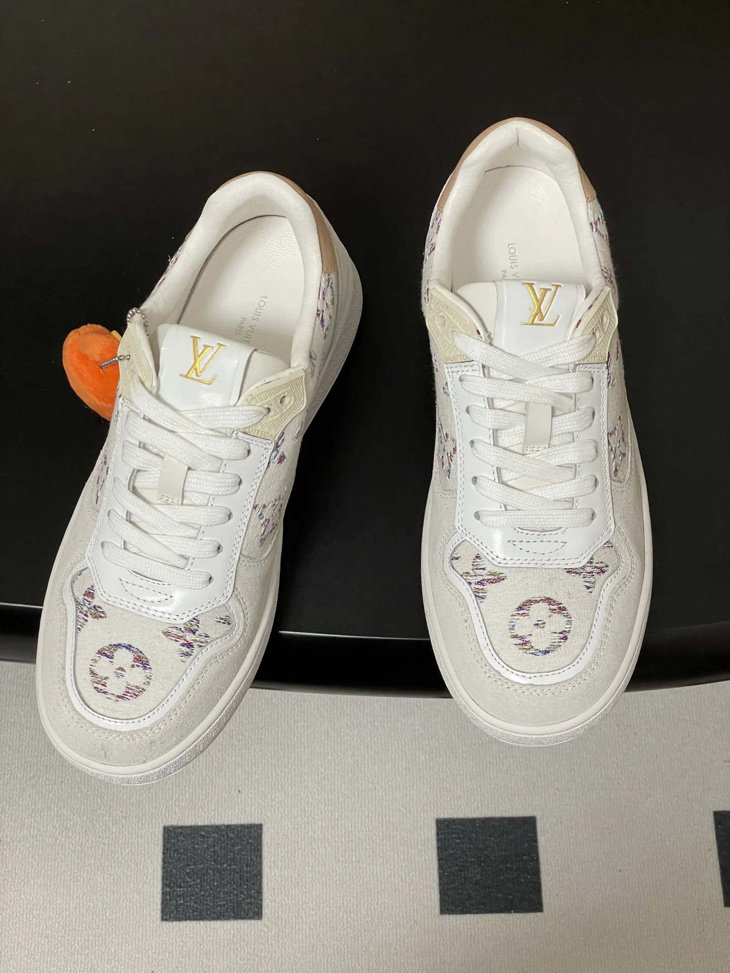 p310-（配高档飞机盒✈️） 2026春夏新款 LOUIS VUITTON 路易威登 LV STADIUM 运动鞋 系带休闲鞋老花板鞋 LVStadium运动鞋为柔软牛皮革局部压印 Monogram图案，再现复古设计风潮。Monogram 帆布饰边和鞋头镂孔汇聚工致细节，鞋舌饰以LV字母标签，外底抒写路易威登标识。 鞋面：牛反绒 内里垫脚：羊皮 鞋底：开模橡胶大底 码数：35-39（40.41定做不退换）
