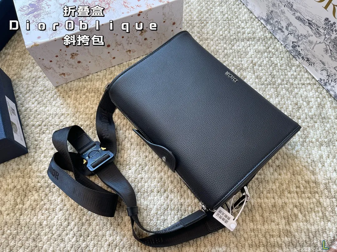 ¥180折叠盒 迪奥 Dior Oblique斜挎包 属于是一看就看上的类型 这款包是男包 靈但是男生女生都可以背 非常的百搭 可以适用于正式、休闲的场合 真的让我无法抗拒 尺寸29 22