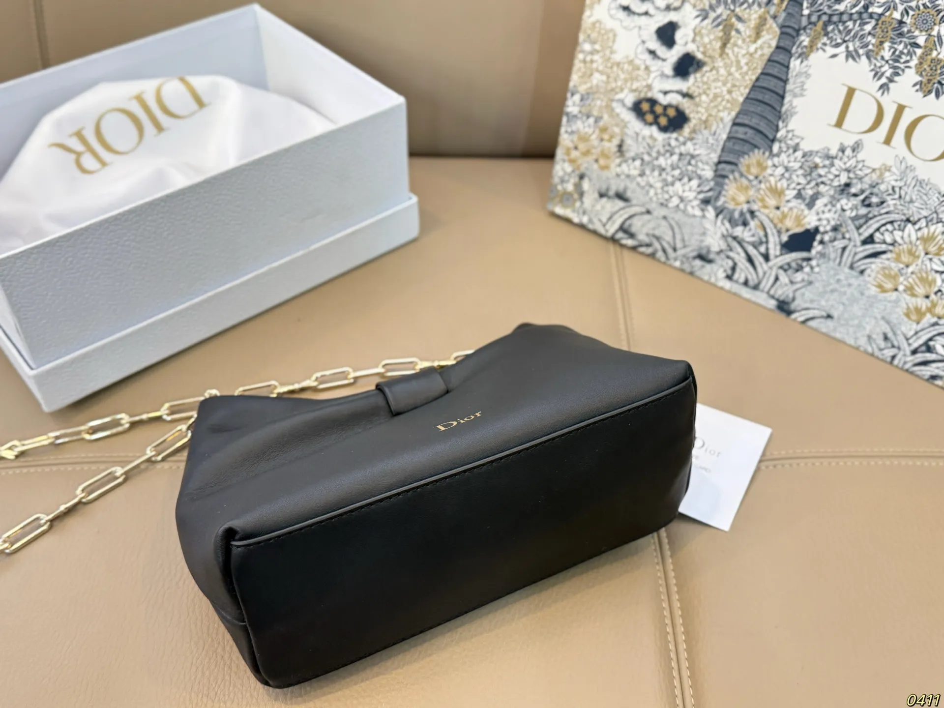 ¥240配盒 迪奥 Dior 2026春夏蝴蝶结包 质感细腻又耐用。正面立体蝴蝶结设计,优雅又俏皮整体简约精致,法式浪漫氛围感拉满,是2026春夏系列超亮眼单品!尺寸22 14