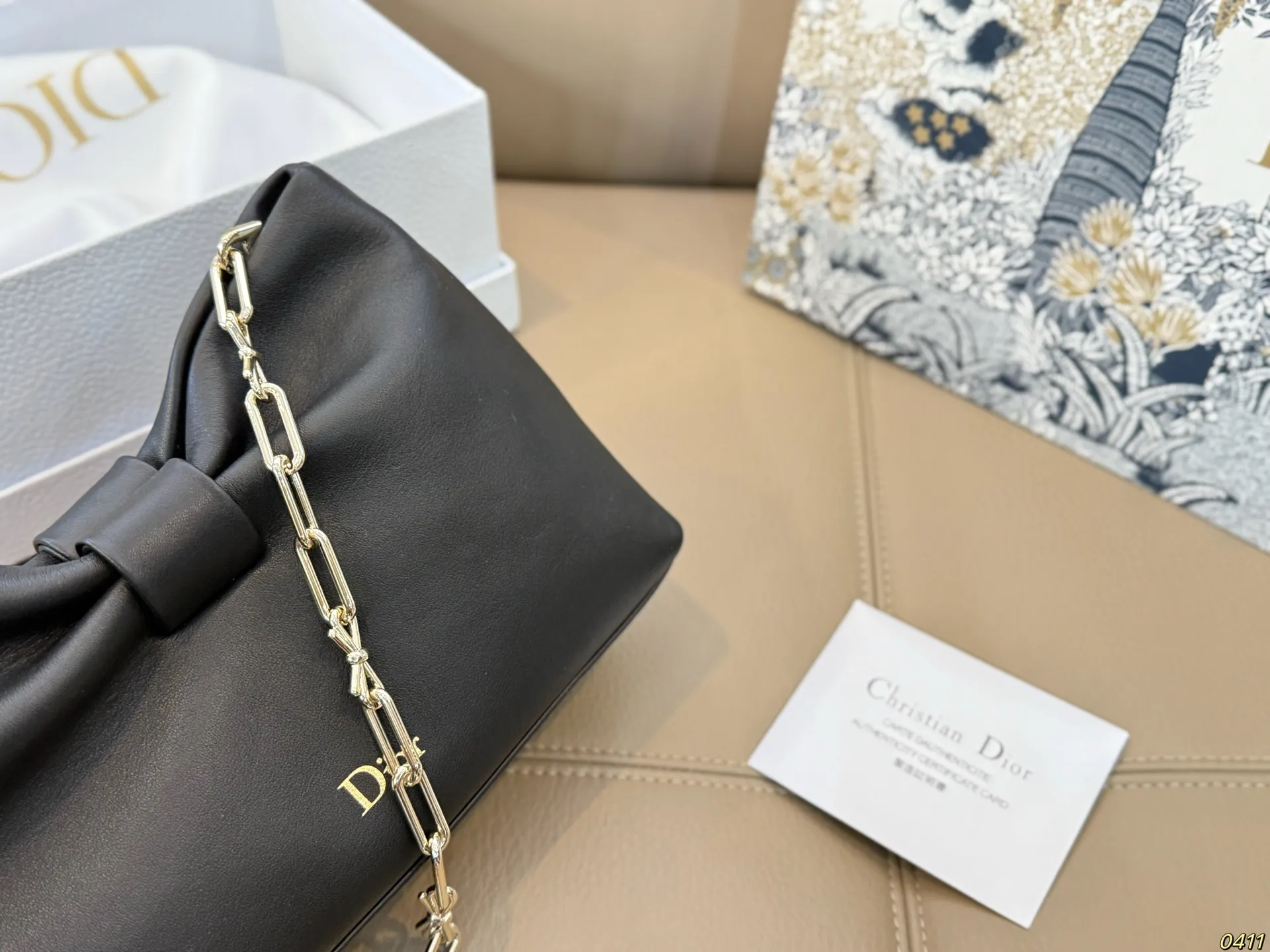 &yen;240配盒 迪奥 Dior 2026春夏蝴蝶结包 质感细腻又耐用。正面立体蝴蝶结设计，优雅又俏皮整体简约精致，法式浪漫氛围感拉满，是2026春夏系列超亮眼单品！尺寸22 14