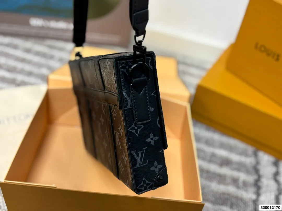 P130 折叠盒子 中古LV 新款男士邮差包,很酷的LV男包来喽看起来十分时尚且年轻。斜挎也不显大当收纳空间真心不错,拿取东西时十分方便当肩带可以自由调节长度,任何身高都没问题 尺寸:25.19