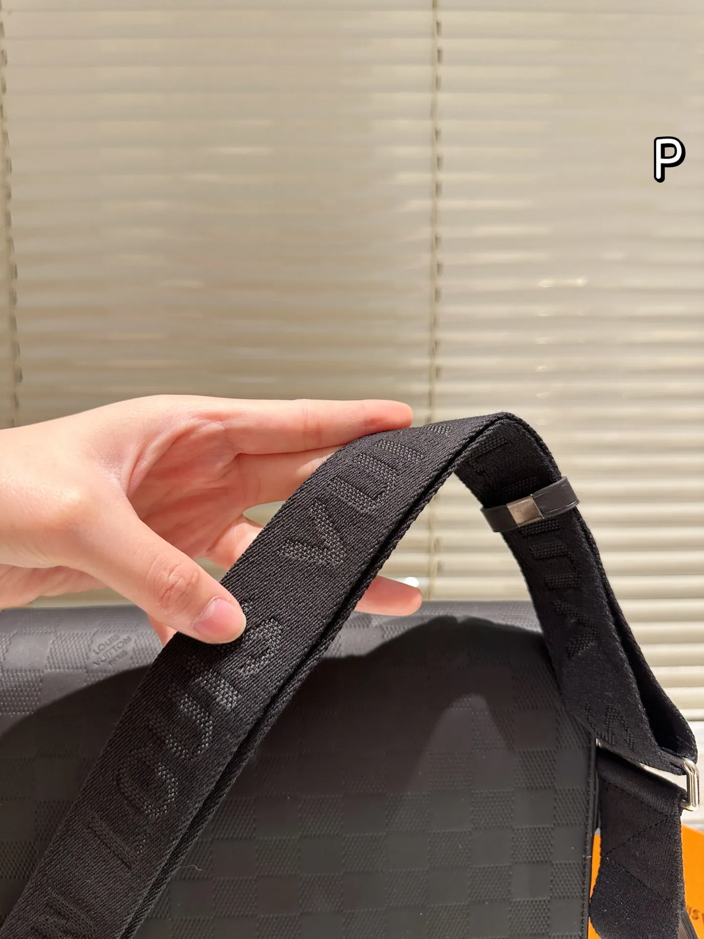 P165 礼盒🎁 男包分享lv 单肩包 目路易威登LouisVuitton比起非常火。的双扣邮差包这一款lv男士单肩包可以说非常低调了國 尺寸: District PM 老花的,这款呢低调稳重,日常休闲也搭得来也可斜 25.21cm