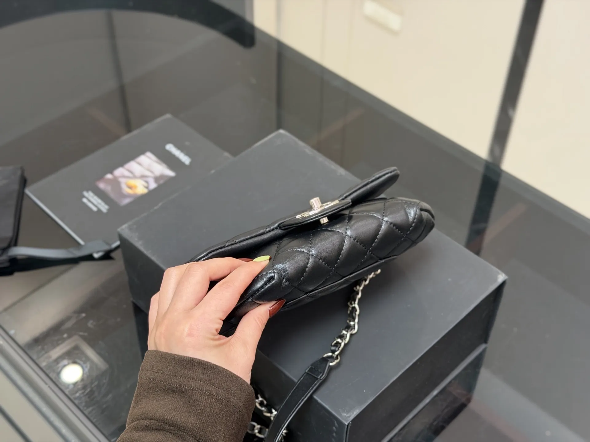 &yen;205 配折叠盒 香奈儿 胸包腰包 永远的百搭单品 上身绝美 这份质感 小仙女们值得拥有 尺寸:18.12cm