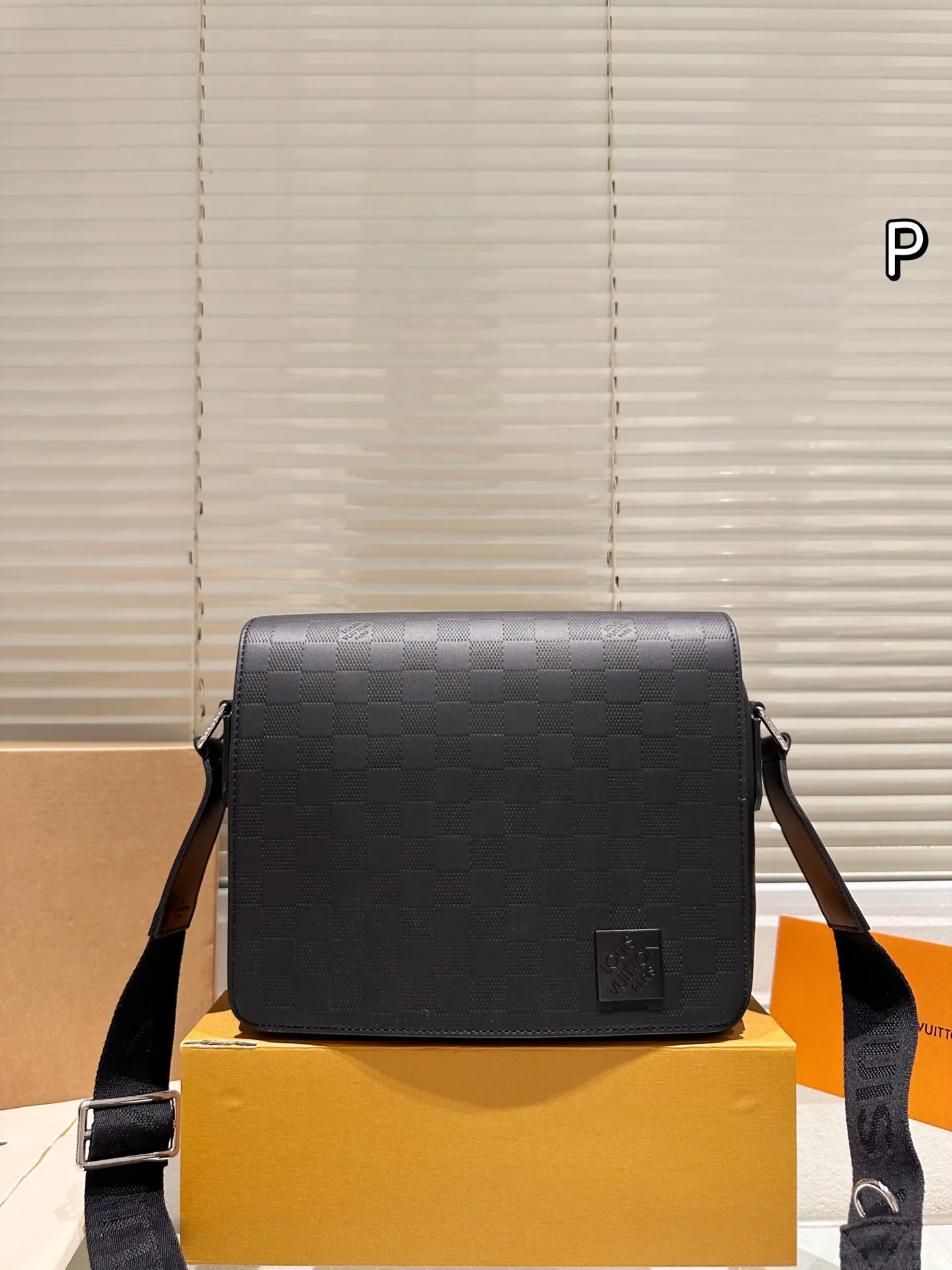 P165 礼盒🎁 男包分享lv 单肩包 目路易威登LouisVuitton比起非常火。的双扣邮差包这一款lv男士单肩包可以说非常低调了國 尺寸: District PM 老花的，这款呢低调稳重，日常休闲也搭得来也可斜 25.21cm