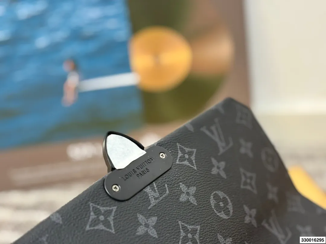 P145配折叠盒⚠️尺寸28.18 LV S Cape黑武士邮差包 日常通勤实用款,磁吸开合 高级又炫酷,就是硬帅 而且黑色很百搭,日常怎么搭配都不会出错 容量很nice,自重也很轻便 肩带也可以调节的哦!