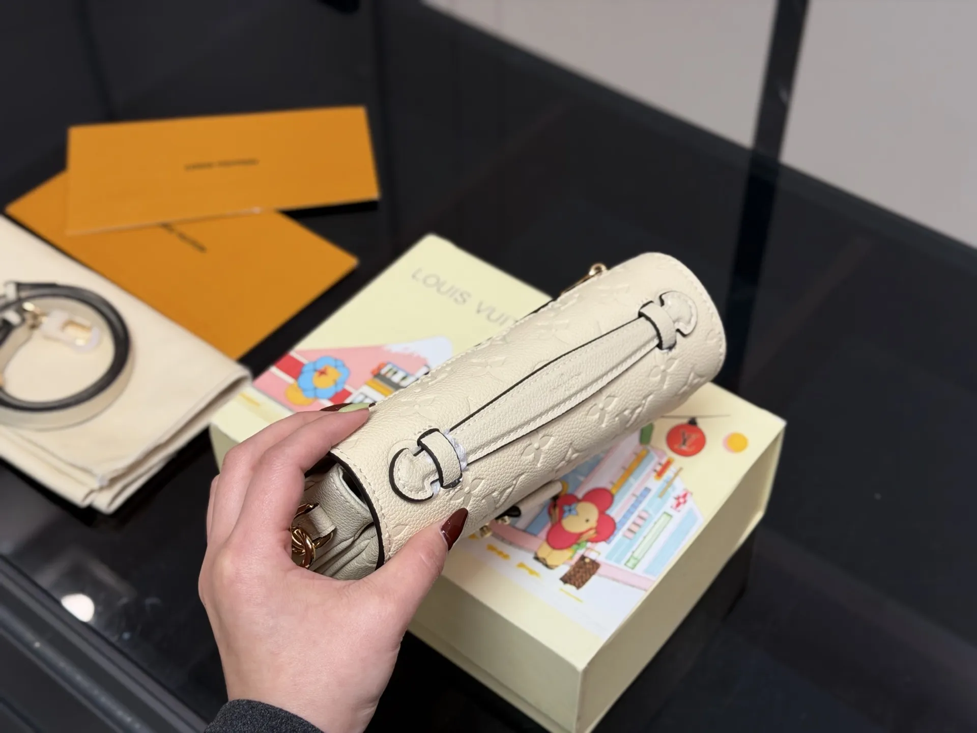 ¥200 配折叠盒 最新尺寸 :21×6×13cm Lv高品质 ‼️性价比超高 ‼️ 一定要好好看细节看五金看材质 新款邮差小号 East west 〰️ 配置链条和皮肩带⚠️