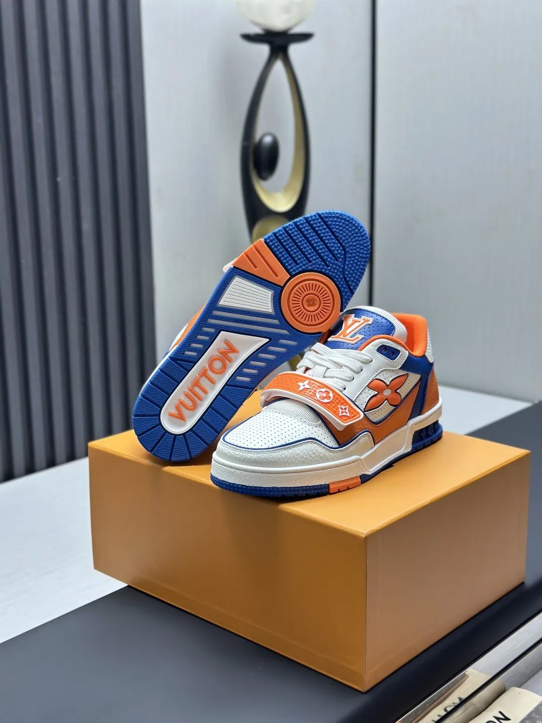 工厂直销¥300💰顶级版本 LV-路易威登-经典走秀新款 空胶工艺·原版1:1开发复刻!!上脚非常舒适 奢侈用料,做工精细,中底印有欧洲制造英文字母 鞋面由意大利进口小牛皮拼接,侧边饰有品牌LOGO标志及签名,最新乳胶垫脚➕网布内里,脚感超舒适。原厂特供原版双色TPU组合大底。套包工艺 固特异缝合锁边 面料:独家定制头层牛皮 配件:独家私模Vuitton 标识, 内里:定制丝滑网里-头层丝绸牛皮内里 大底:TPU组合大底耐磨防滑防黄 垫脚:新款乳胶垫-网纱吸汗 专柜工艺:全电脑针车拉线 鞋头 后套 冷热定型 全套拉帮套楦中低logo花纹 专柜包装 -鞋带 证书 卡片 说明书 合格证 防尘袋 全网最齐包装 女款35-40男款38-46(38/46订做不退换!