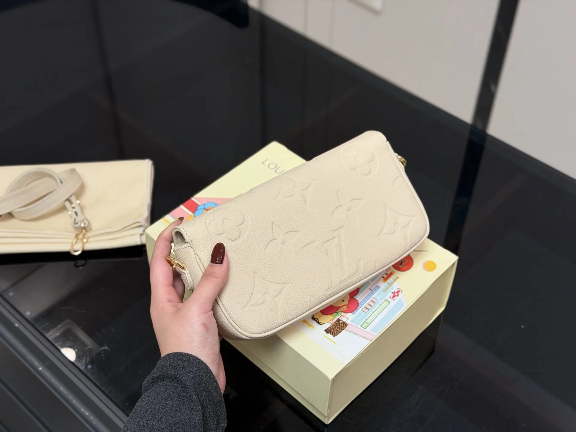 ¥165 配折叠盒 size:22*12cm Lv 新晋爆款ivy woc 出道即巅峰 双链条设计的麻将包 可斜挎可单肩可手提 内置卡槽 可爱好用!