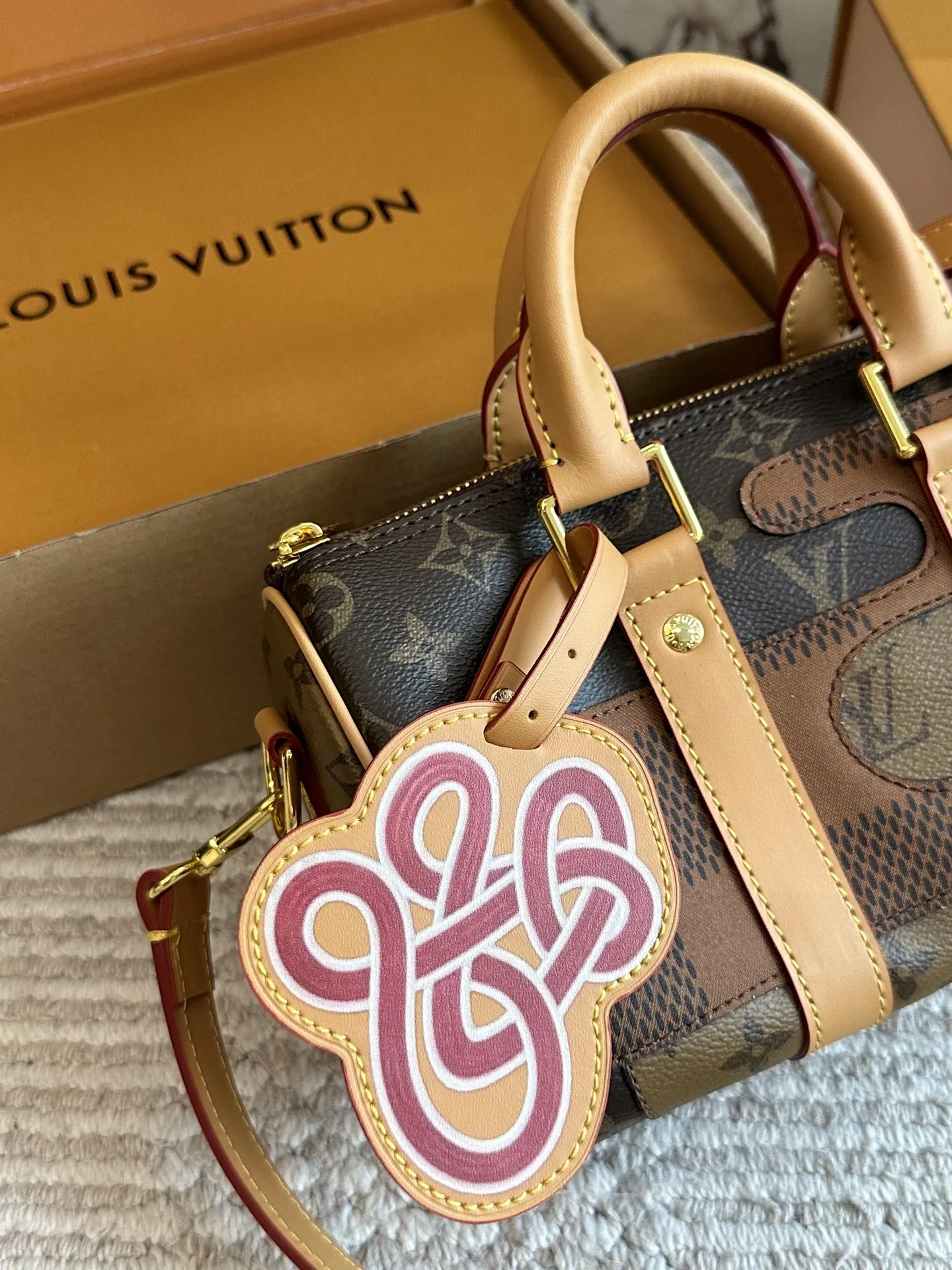 ¥175 Lv X Nigo Keepall xs 21 枕头包 手袋是一款理想的都市手袋。 标志性的造型与经典的 Monogram 帆布,加之多种携带方式和奢华的天然牛皮饰边为该包平添一份时尚前卫之感。尺寸:25 14cm全套礼盒