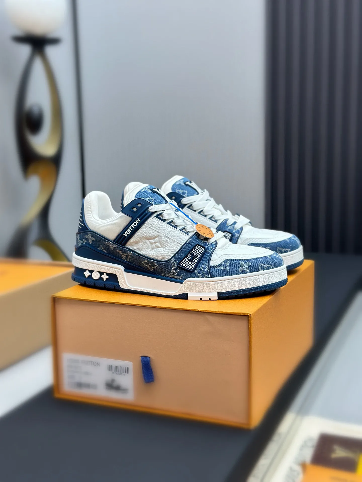 p280 💰路易威登全新配色LV Trainer 款号1A8FN8,新款发布会预定,荔枝纹皮拼蓝水洗牛仔布料,重新演绎经典 LV Trainer 。Monogram 牛仔布鞋面搭配小牛皮革饰边,展现高雅艺术和前卫潮流的相遇,在业界具有独树一帜的影响力。 🆚独家定制牛皮 🆚所有切边口都按照原版的步骤加工涂边 🆚独家私模Vuitton 标识,鞋带排 🆚定制丝滑网里 🆚TPU组合成底耐磨防滑防黄 ✅原版开模大底也深藏着Monogram 花卉 流程:全针车拉线。鞋头,后套,冷热加工定型。全套拉帮套楦。 35-40女 39-44(45.46)