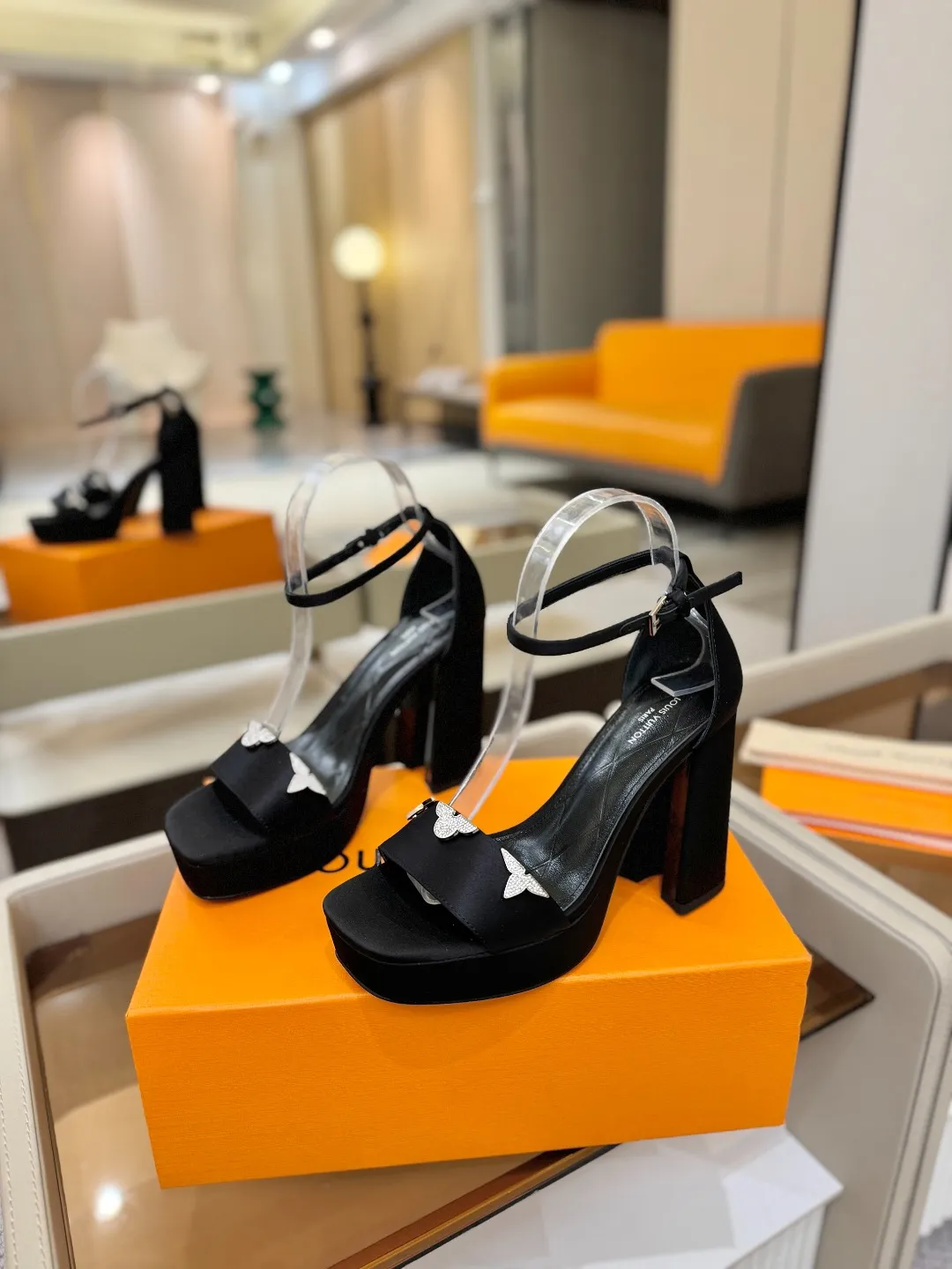 价格:330 2025 L✔️家 春秋专柜 走秀款水台凉鞋、官网系列、同步更新、完美楦型+LV新元素扣子+水台设计、再现经典、款式简单大方、走路不累脚、不挑人、上脚高端大气好看、原版倒模楦型,极致1:1形体,高端品质、进口高端面料呈现出精致质感! 面料:进口真丝布+牛漆皮 内里:优质柔软羊皮里 垫脚:进口山羊皮 开模定制A级高密私模大底,奢华包装! 11公分面皮包跟/2.5公分水台包皮/电镀设计 码数:35-40、(34.40.41定制不退换)