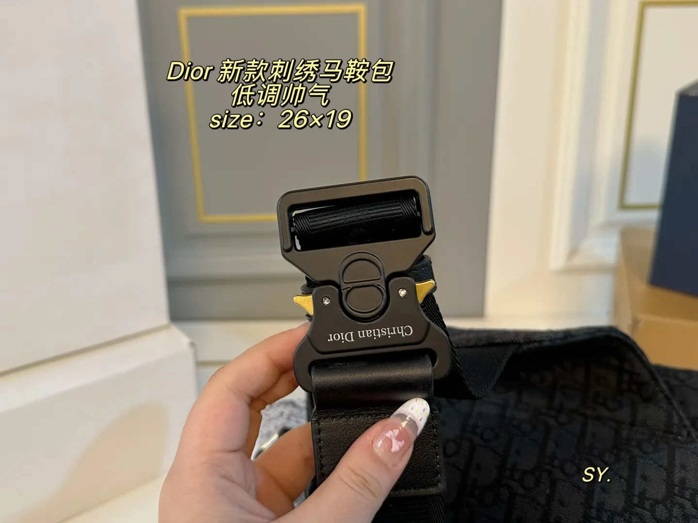 P165(折叠盒) size:26×19 Dior 迪奥新款刺绣马鞍包💕 将帅气和优雅两种不同风格碰撞一起. 融合了新一代女性的时髦与个性~ 百搭的程度可以让你惊艳且满意! 低调帅气街头风更是这款的最大亮点✨