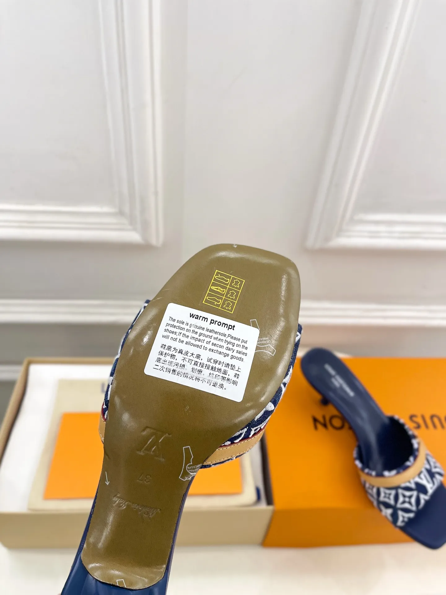 LV | 路易威登 26𝐬𝐬 🧡💚2026早春新品 顶级版本‼️原版一致 专柜主打最新款 NEO REVIVAL 弧形小猫跟刺绣拖鞋 硬货上新🆕 ❥BS代购级别!高级感十足!国内外博主刷爆的一款,复古又时髦 上脚美炸了!官网主推款★ ━━━━━ ЅᏇєєt ━━━━━ ▪️鞋面:原版高定制帆布刺绣 ▪️内里:进口羊皮里 ▪️大底:原版意大利真皮大底 ▪️跟高: 5cm ▪️鞋码: 35-39(34、40、41定制) ▪️出厂价:💰290