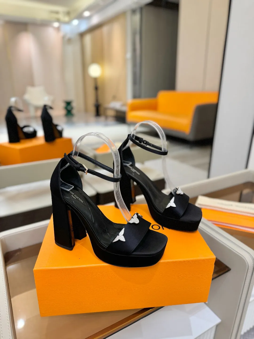 价格:330 2025 L✔️家 春秋专柜 走秀款水台凉鞋、官网系列、同步更新、完美楦型+LV新元素扣子+水台设计、再现经典、款式简单大方、走路不累脚、不挑人、上脚高端大气好看、原版倒模楦型,极致1:1形体,高端品质、进口高端面料呈现出精致质感! 面料:进口真丝布+牛漆皮 内里:优质柔软羊皮里 垫脚:进口山羊皮 开模定制A级高密私模大底,奢华包装! 11公分面皮包跟/2.5公分水台包皮/电镀设计 码数:35-40、(34.40.41定制不退换)