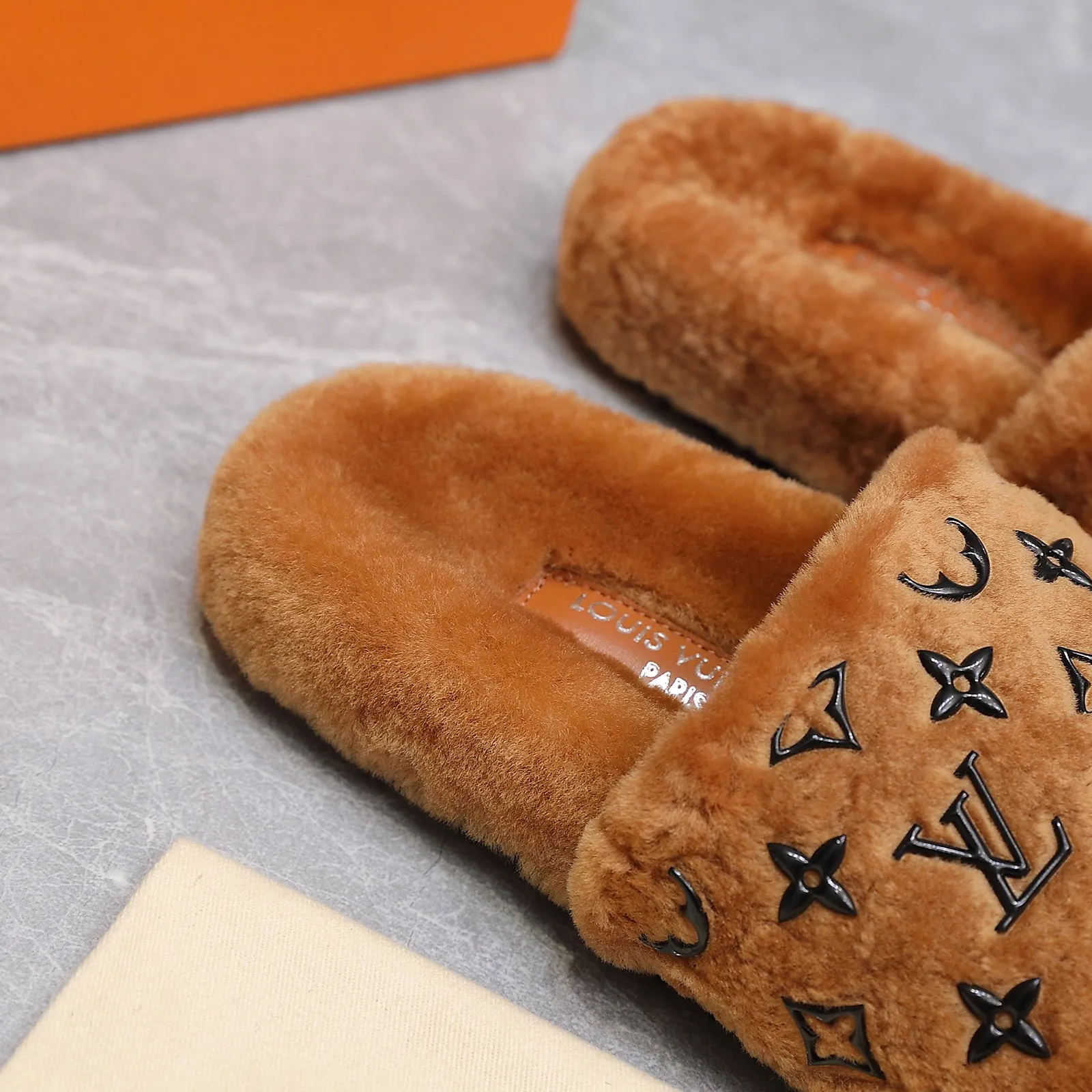 LV | 路易威登 25𝐬𝐬 🧡💚2025春夏新款 顶级版本⚠️ 专柜主打最新款 LV滴胶字母logo毛毛拖鞋 硬货上新 ❥BS代购级别!高级感十足!国内外博主刷爆的一款,复古又时髦 上脚美炸了!官网主推款★ ━━━━━ ЅᏇєєt ━━━━━ ▪️鞋面:原版特定羊毛 ▪️内里:进口山羊毛里 ▪️大底:原版开模防滑大底 ▪️跟高:平底 ▪️鞋码: 35-42(41 42 订做不退换) ▪️出厂价:220💰
