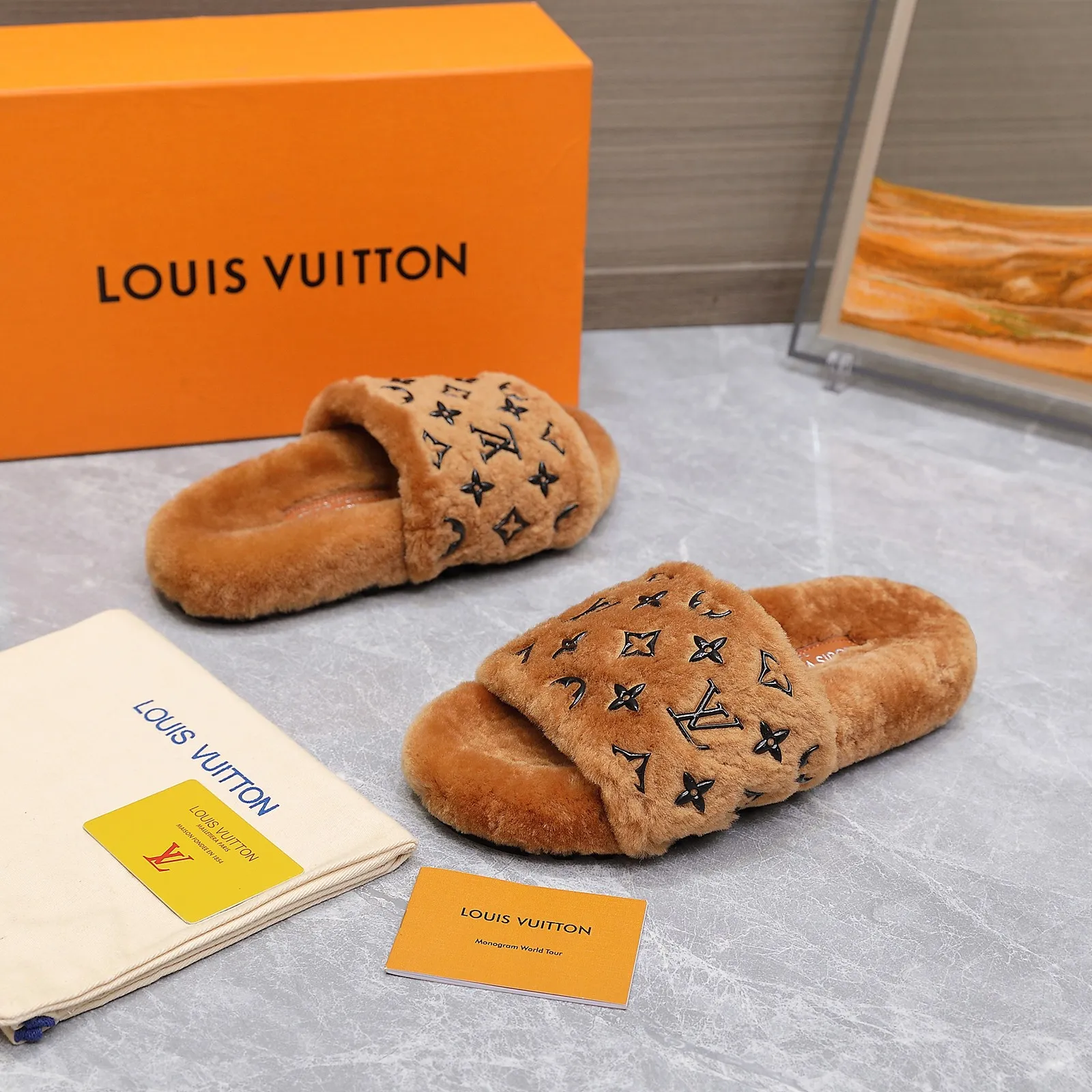 LV | 路易威登 25𝐬𝐬 🧡💚2025春夏新款 顶级版本⚠️ 专柜主打最新款 LV滴胶字母logo毛毛拖鞋 硬货上新 ❥BS代购级别!高级感十足!国内外博主刷爆的一款,复古又时髦 上脚美炸了!官网主推款★ ━━━━━ ЅᏇєєt ━━━━━ ▪️鞋面:原版特定羊毛 ▪️内里:进口山羊毛里 ▪️大底:原版开模防滑大底 ▪️跟高:平底 ▪️鞋码: 35-42(41 42 订做不退换) ▪️出厂价:220💰