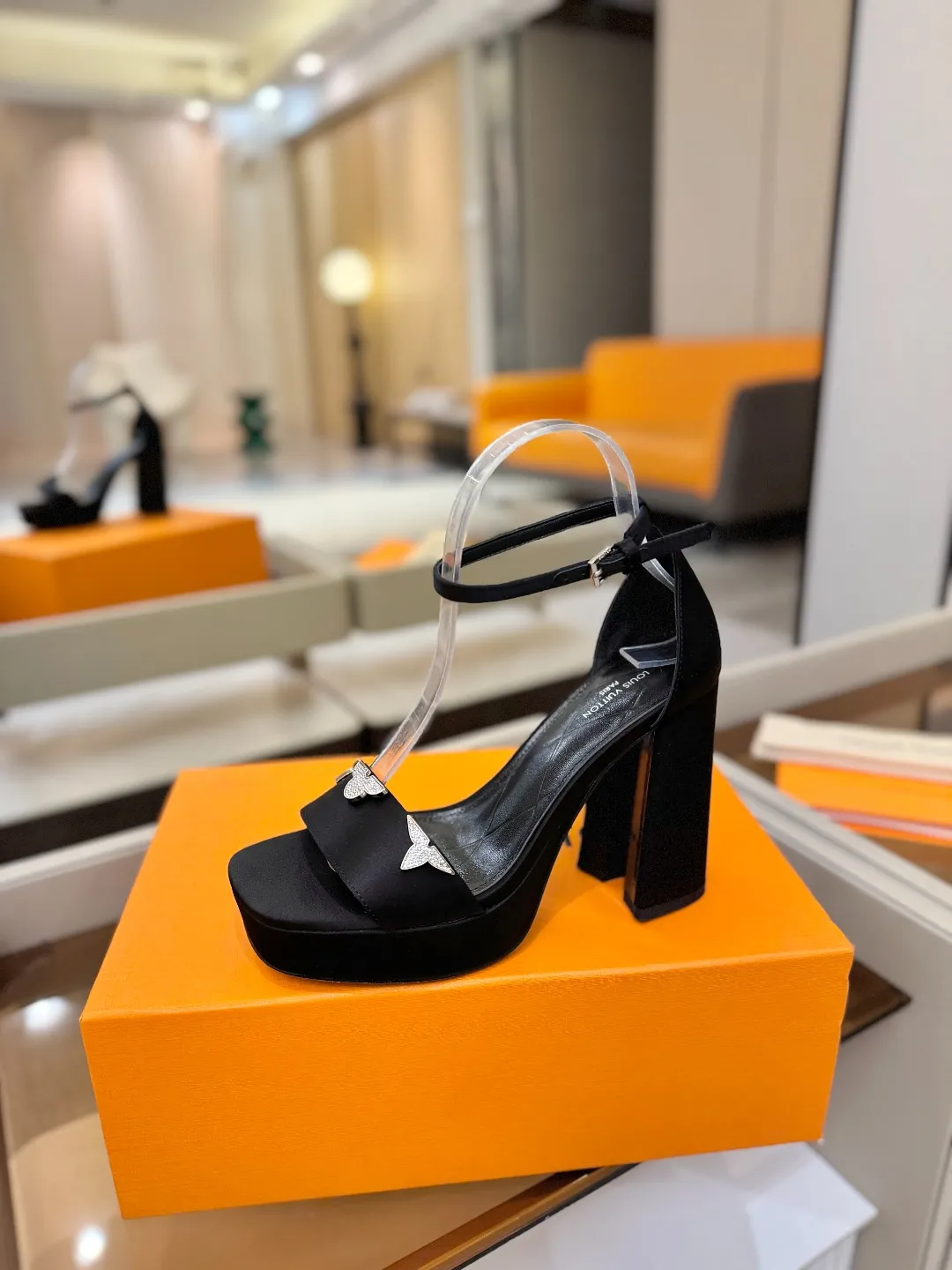 价格：330 2025 L✔️家 春秋专柜 走秀款水台凉鞋、官网系列、同步更新、完美楦型+LV新元素扣子+水台设计、再现经典、款式简单大方、走路不累脚、不挑人、上脚高端大气好看、原版倒模楦型，极致1:1形体，高端品质、进口高端面料呈现出精致质感！ 面料：进口真丝布+牛漆皮 内里：优质柔软羊皮里 垫脚：进口山羊皮 开模定制A级高密私模大底，奢华包装！ 11公分面皮包跟/2.5公分水台包皮/电镀设计 码数：35-40、（34.40.41定制不退换）