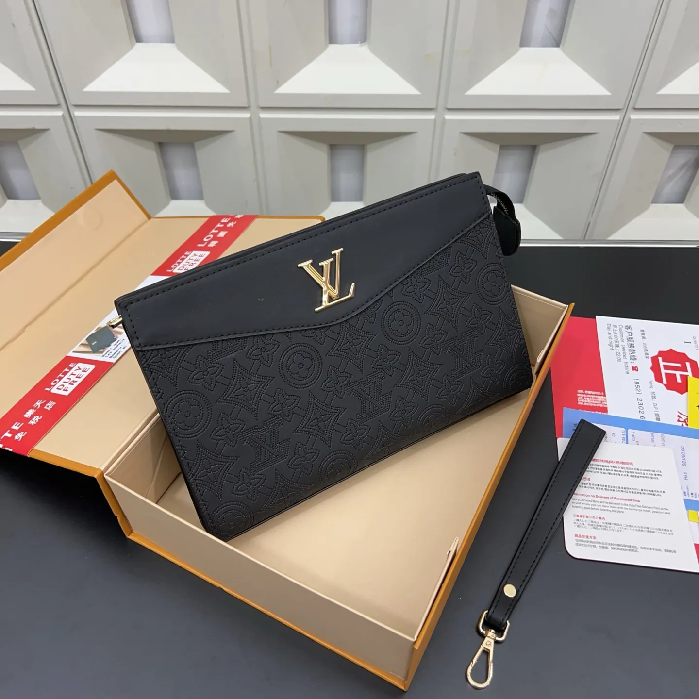 P100 Louisvuitton 路易威登 LV 刺绣牛皮压花手拿包 男士信封包夹包 实物拍摄 原厂原版面料 配送防尘袋 礼盒 28 x 18 cm。