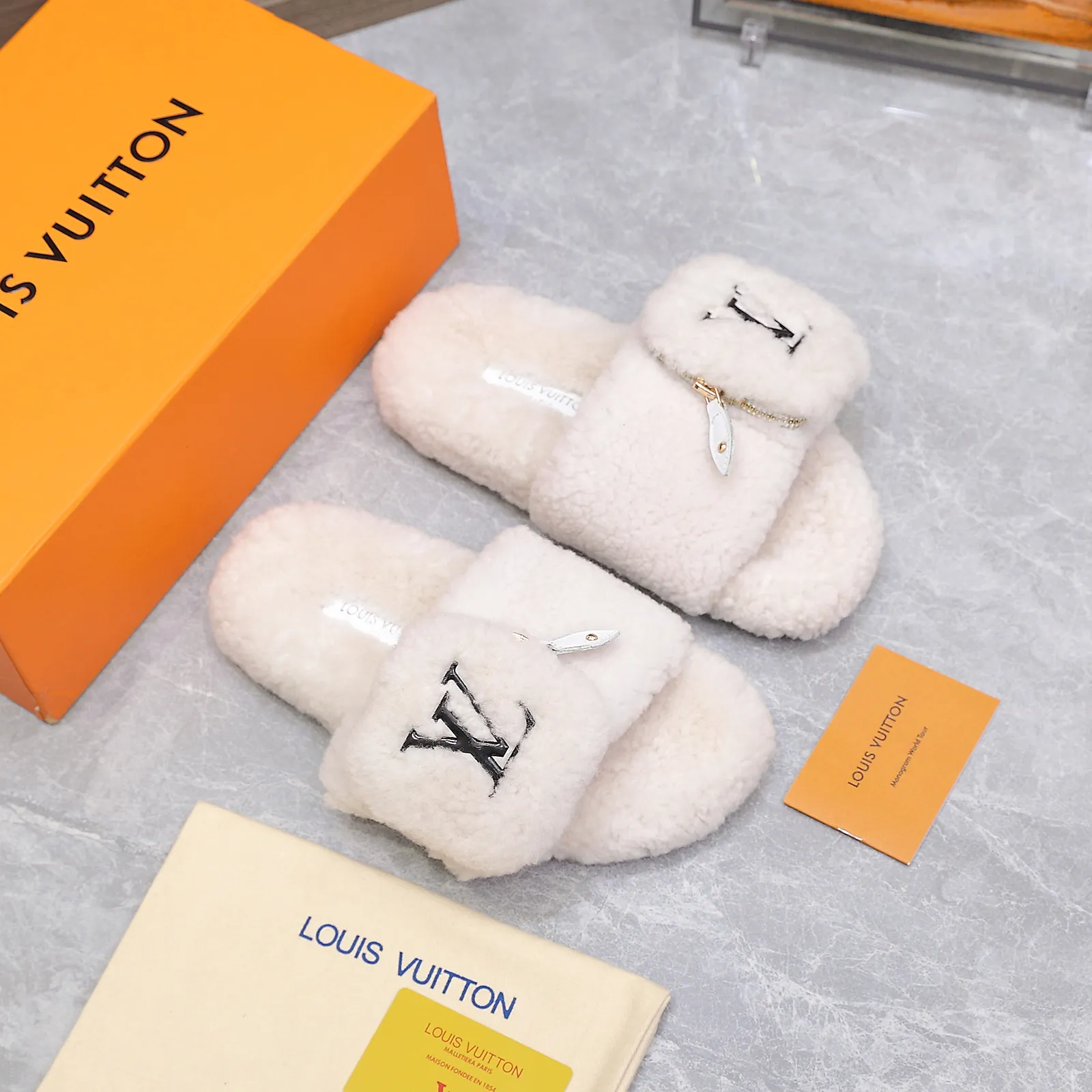 LV | 路易威登 25𝐬𝐬 🧡💚2025春夏新款 顶级版本⚠️ 专柜主打最新款 LV钱包毛毛拖鞋 硬货上新 ❥BS代购级别!高级感十足!国内外博主刷爆的一款,复古又时髦 上脚美炸了!官网主推款★ ━━━━━ ЅᏇєєt ━━━━━ ▪️鞋面:原版特定制羊毛 ▪️内里:进口山羊毛里 ▪️大底:原版定制防滑大底 ▪️跟高:平底 ▪️鞋码: 35-42(41 42 不退换) ▪️出厂价:240💰