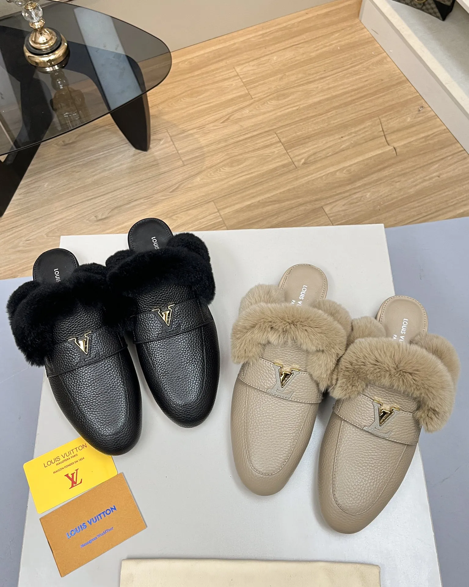 LV | 路易威登 🧡💚2024秋冬新款 顶级版本⚠️ 专柜主打最新款 平底乐福鞋 硬货上新🆕 ❥代购级别!高级感十足!国内外博主刷爆的一款,复古又时髦 上脚美炸了!官网主推款★ ━━━━━ ЅᏇєєt ━━━━━ ▪️鞋面:牛皮 ▪️内里:羊皮 ▪️大底:原版双色大底 ▪️鞋码: 35-41(41 42定制不退换) ▪️跑量价:230