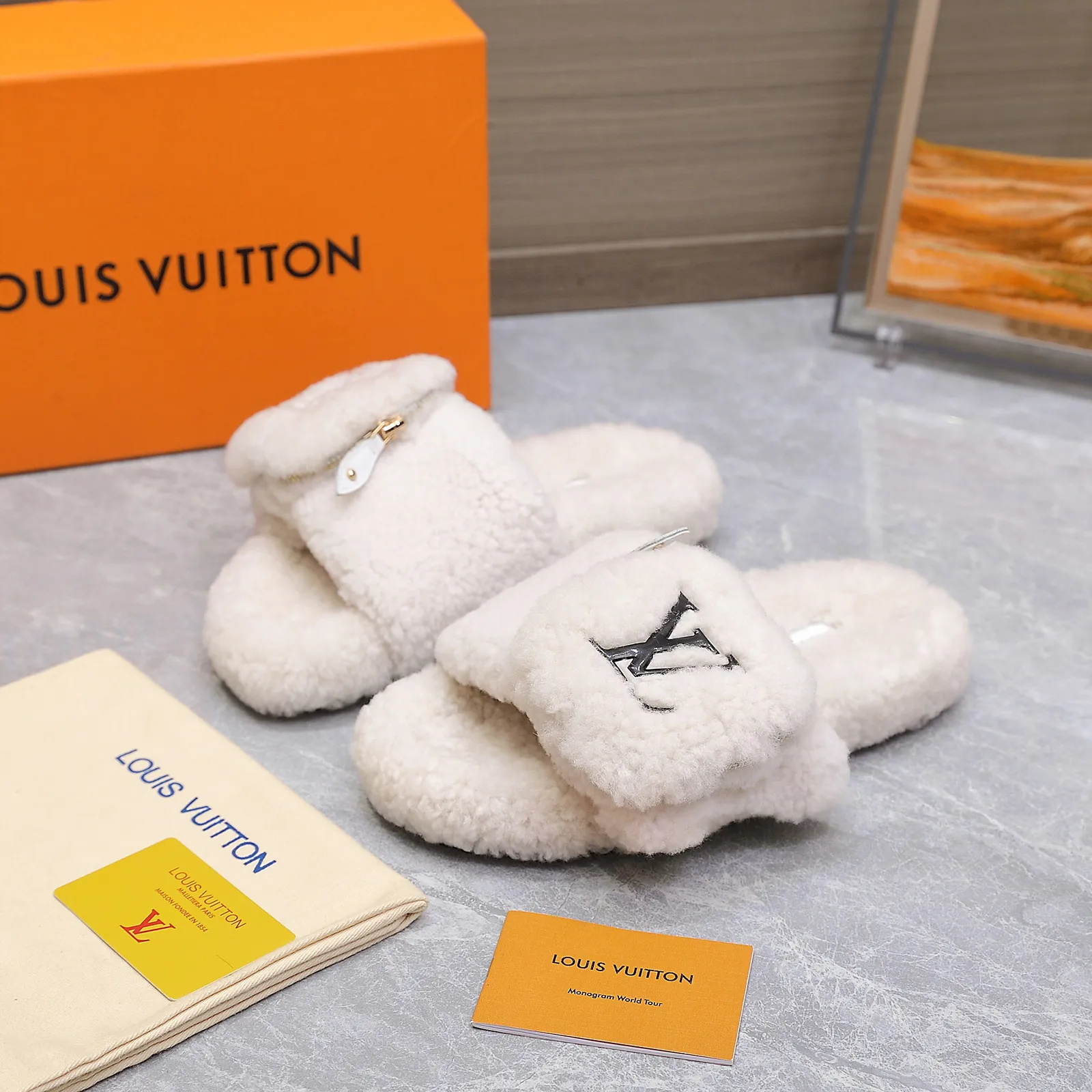 LV | 路易威登 25𝐬𝐬 🧡💚2025春夏新款 顶级版本⚠️ 专柜主打最新款 LV钱包毛毛拖鞋 硬货上新 ❥BS代购级别！高级感十足！国内外博主刷爆的一款，复古又时髦 上脚美炸了！官网主推款★ ━━━━━ ЅᏇєєt ━━━━━ ▪️鞋面：原版特定制羊毛 ▪️内里：进口山羊毛里 ▪️大底：原版定制防滑大底 ▪️跟高：平底 ▪️鞋码: 35-42（41 42 不退换） ▪️出厂价：240💰