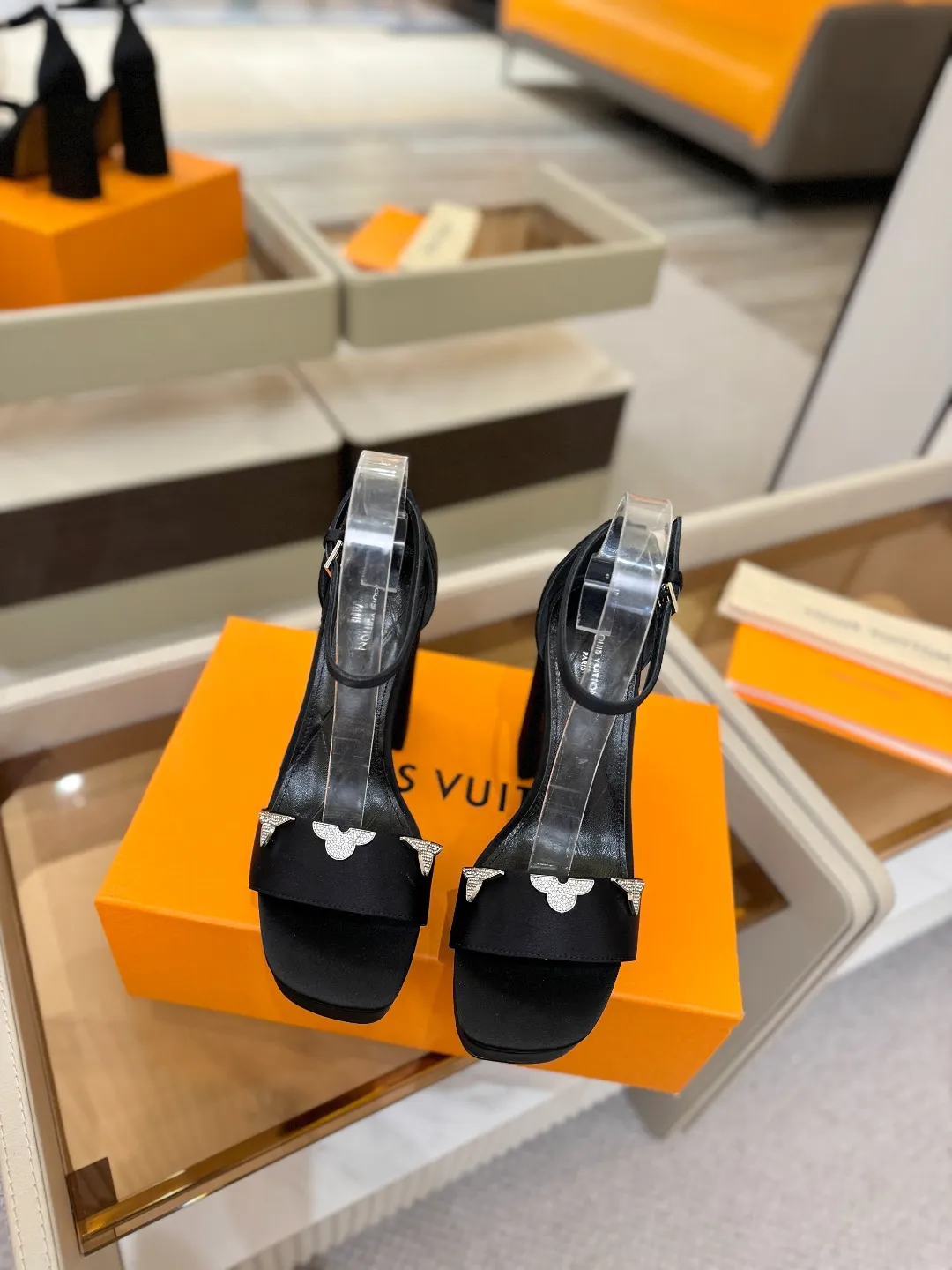 价格：330 2025 L✔️家 春秋专柜 走秀款水台凉鞋、官网系列、同步更新、完美楦型+LV新元素扣子+水台设计、再现经典、款式简单大方、走路不累脚、不挑人、上脚高端大气好看、原版倒模楦型，极致1:1形体，高端品质、进口高端面料呈现出精致质感！ 面料：进口真丝布+牛漆皮 内里：优质柔软羊皮里 垫脚：进口山羊皮 开模定制A级高密私模大底，奢华包装！ 11公分面皮包跟/2.5公分水台包皮/电镀设计 码数：35-40、（34.40.41定制不退换）