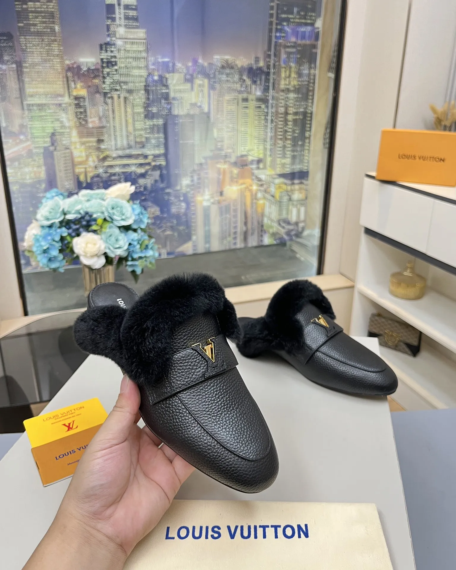 LV | 路易威登 🧡💚2024秋冬新款 顶级版本⚠️ 专柜主打最新款 平底乐福鞋 硬货上新🆕 ❥代购级别!高级感十足!国内外博主刷爆的一款,复古又时髦 上脚美炸了!官网主推款★ ━━━━━ ЅᏇєєt ━━━━━ ▪️鞋面:牛皮 ▪️内里:羊皮 ▪️大底:原版双色大底 ▪️鞋码: 35-41(41 42定制不退换) ▪️跑量价:230