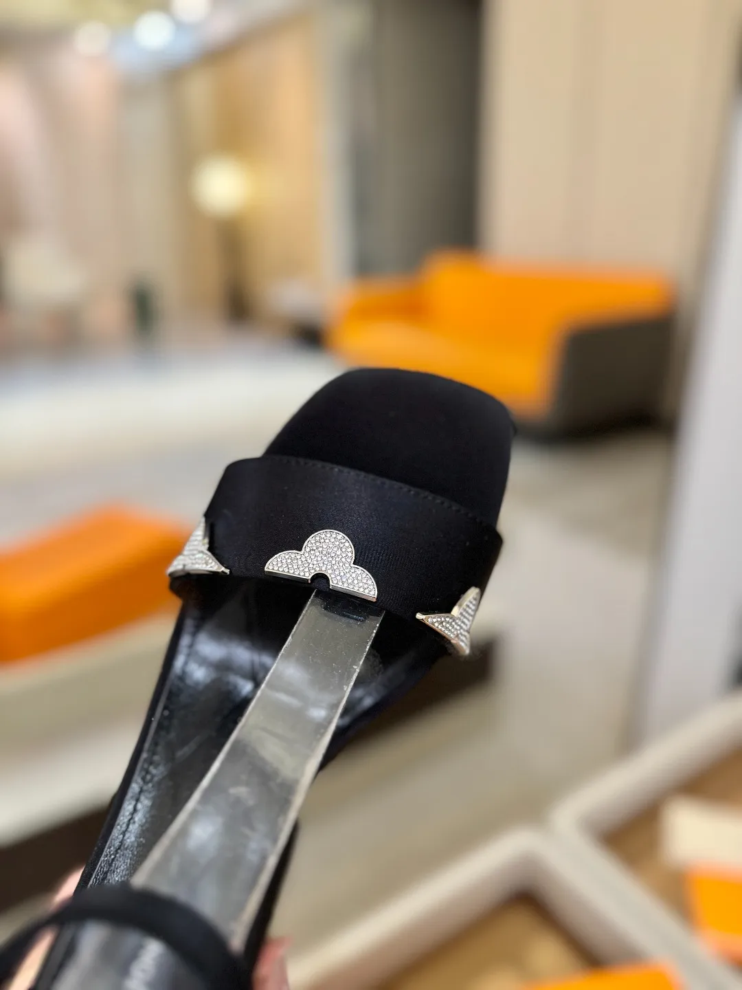 价格:330 2025 L✔️家 春秋专柜 走秀款水台凉鞋、官网系列、同步更新、完美楦型+LV新元素扣子+水台设计、再现经典、款式简单大方、走路不累脚、不挑人、上脚高端大气好看、原版倒模楦型,极致1:1形体,高端品质、进口高端面料呈现出精致质感! 面料:进口真丝布+牛漆皮 内里:优质柔软羊皮里 垫脚:进口山羊皮 开模定制A级高密私模大底,奢华包装! 11公分面皮包跟/2.5公分水台包皮/电镀设计 码数:35-40、(34.40.41定制不退换)