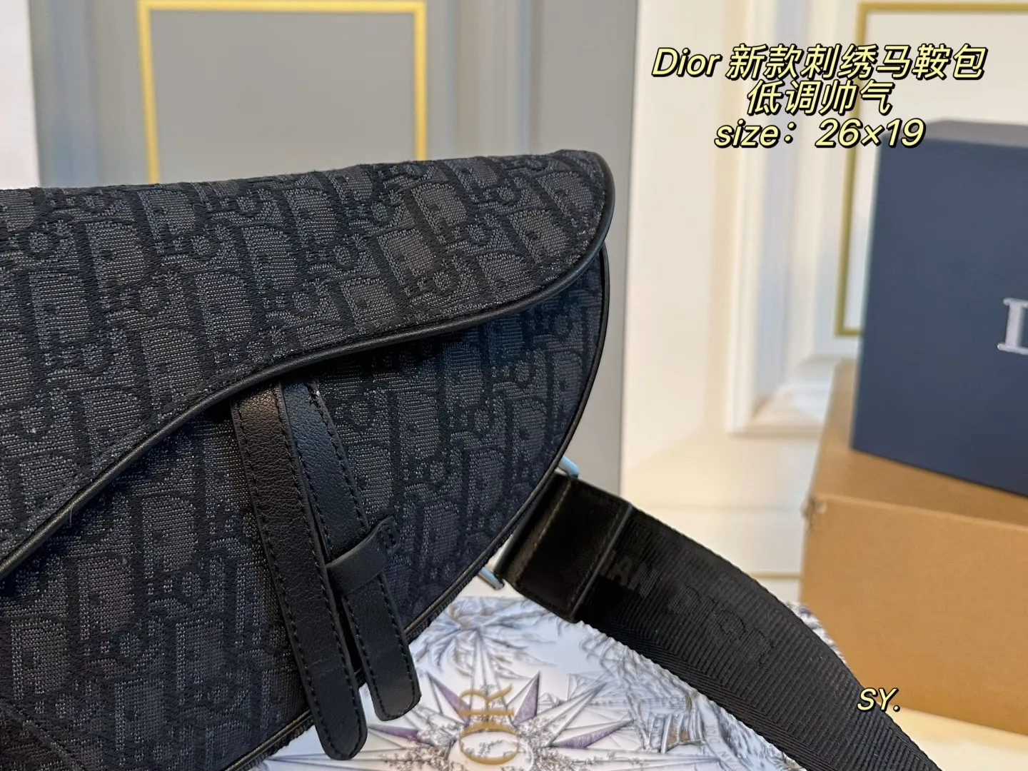 P165（折叠盒） size：26&times;19 Dior 迪奥新款刺绣马鞍包💕 将帅气和优雅两种不同风格碰撞一起. 融合了新一代女性的时髦与个性～ 百搭的程度可以让你惊艳且满意！ 低调帅气街头风更是这款的最大亮点✨